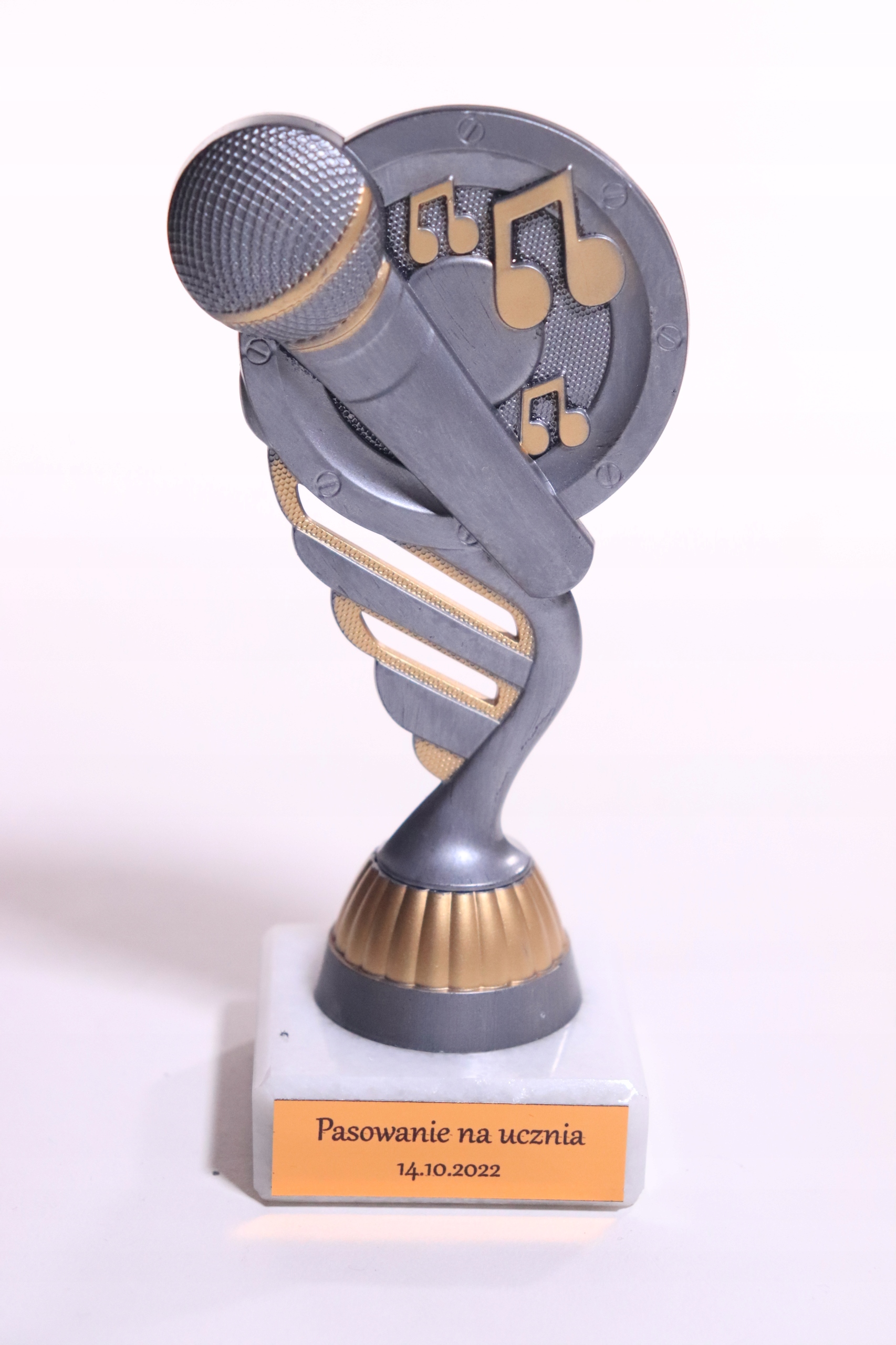 

Statuetka figurka muzyka mikrofon śpiew 15cm+nadru