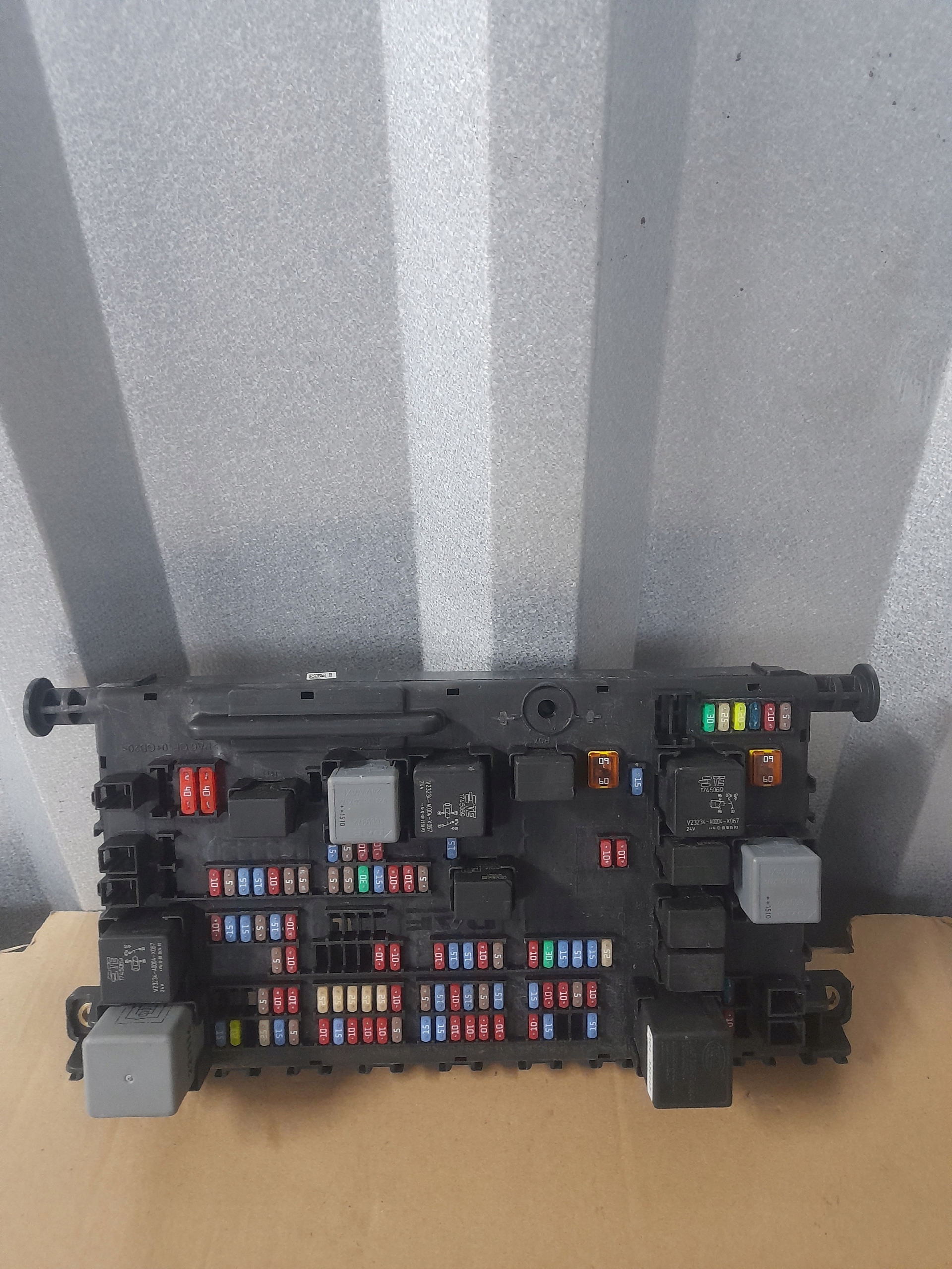 SKRZYNKA PANEL BEZPIECZNIKÓW DAF XF 106 1925270