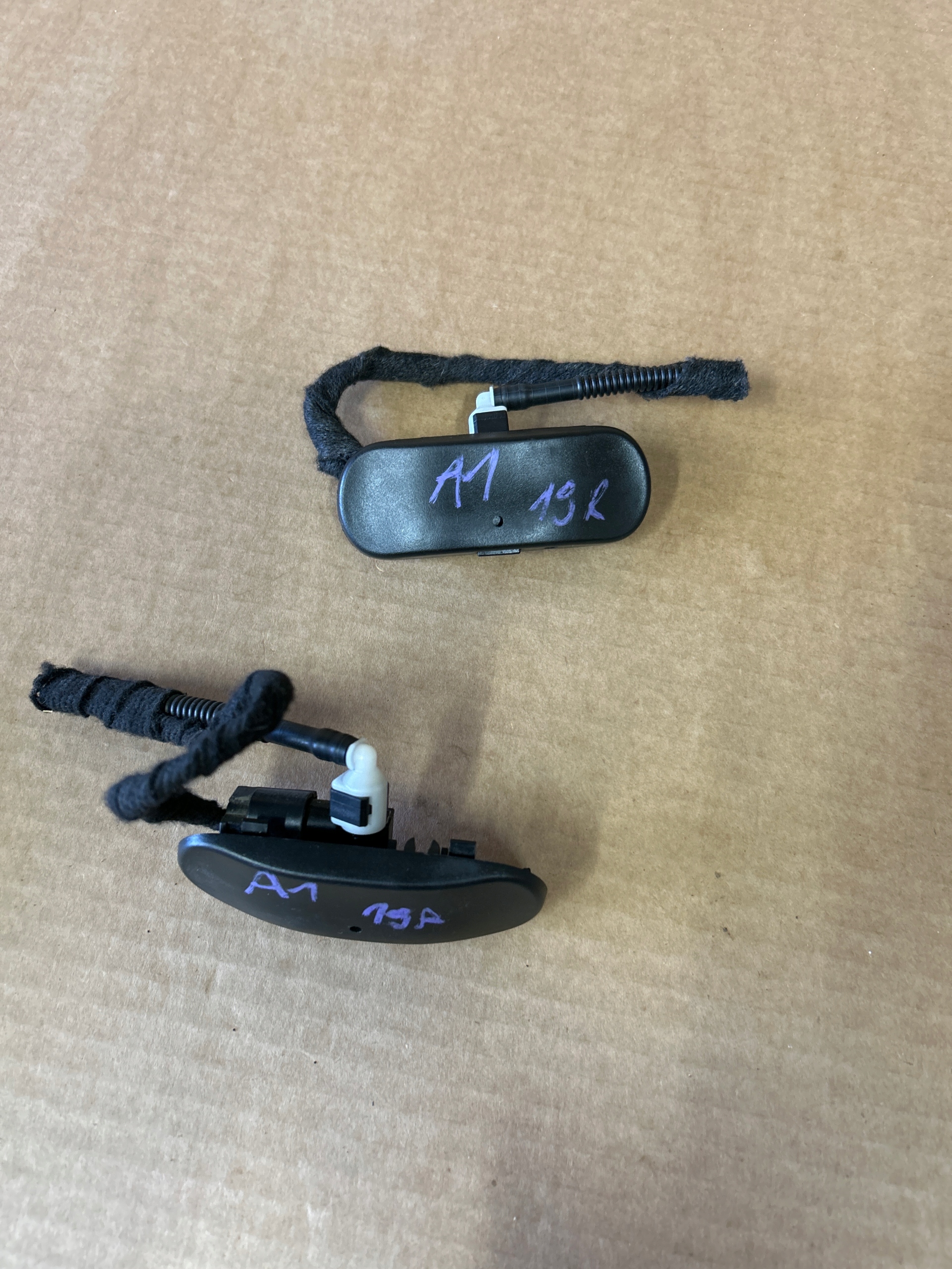 ФОРСУНКА ОМИВАЧА СКЛО ПЕРЕД З ПІДІГРІВОМ ЛІВА СТОРОНА AUDI A1 ЯК НОВЕ