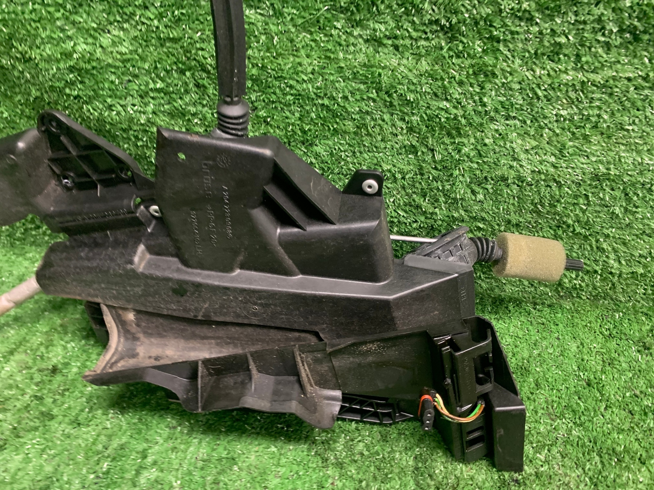 lock left front door MERCEDES C class W204 A2047201535