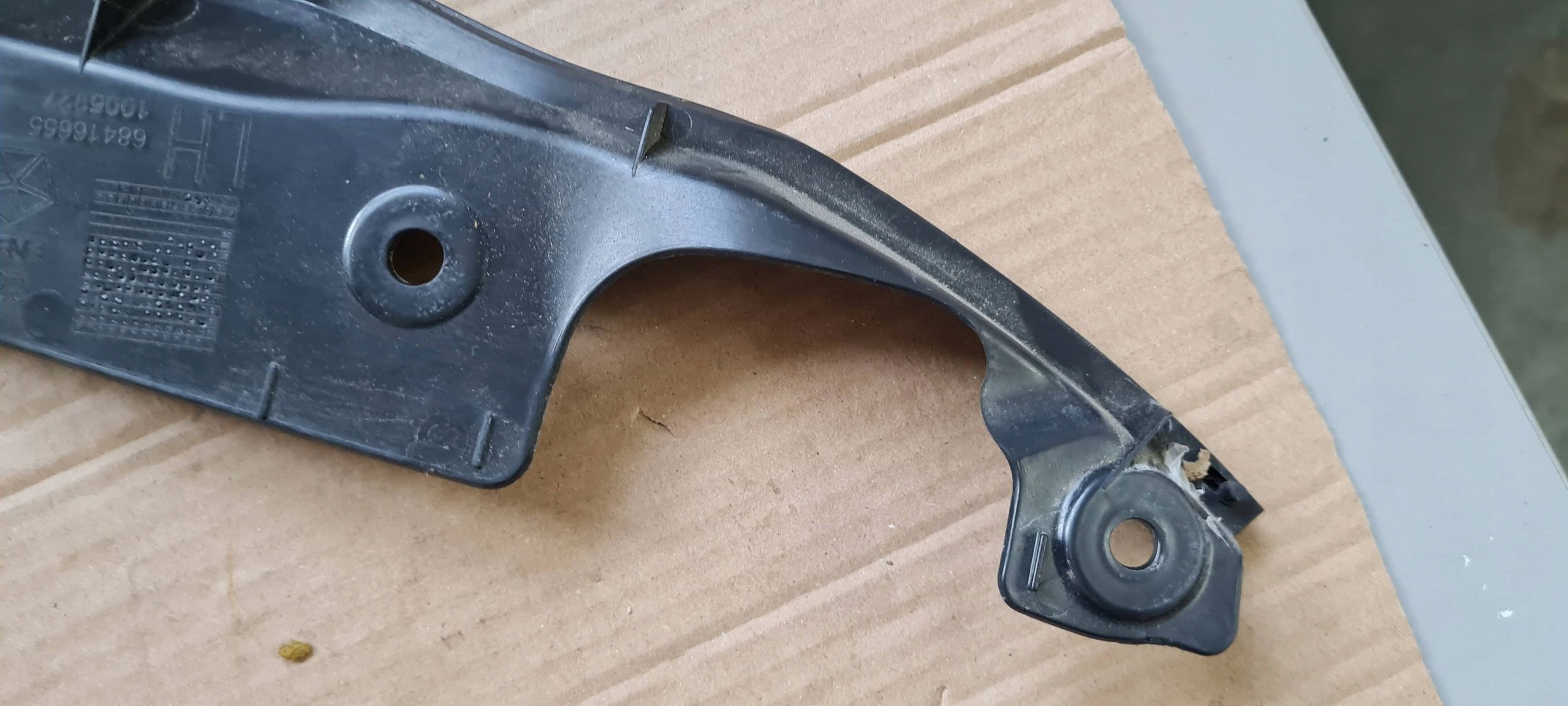 Chrysler Pacifica 2022 cover bonnet sensor moulding left rear part 68416655