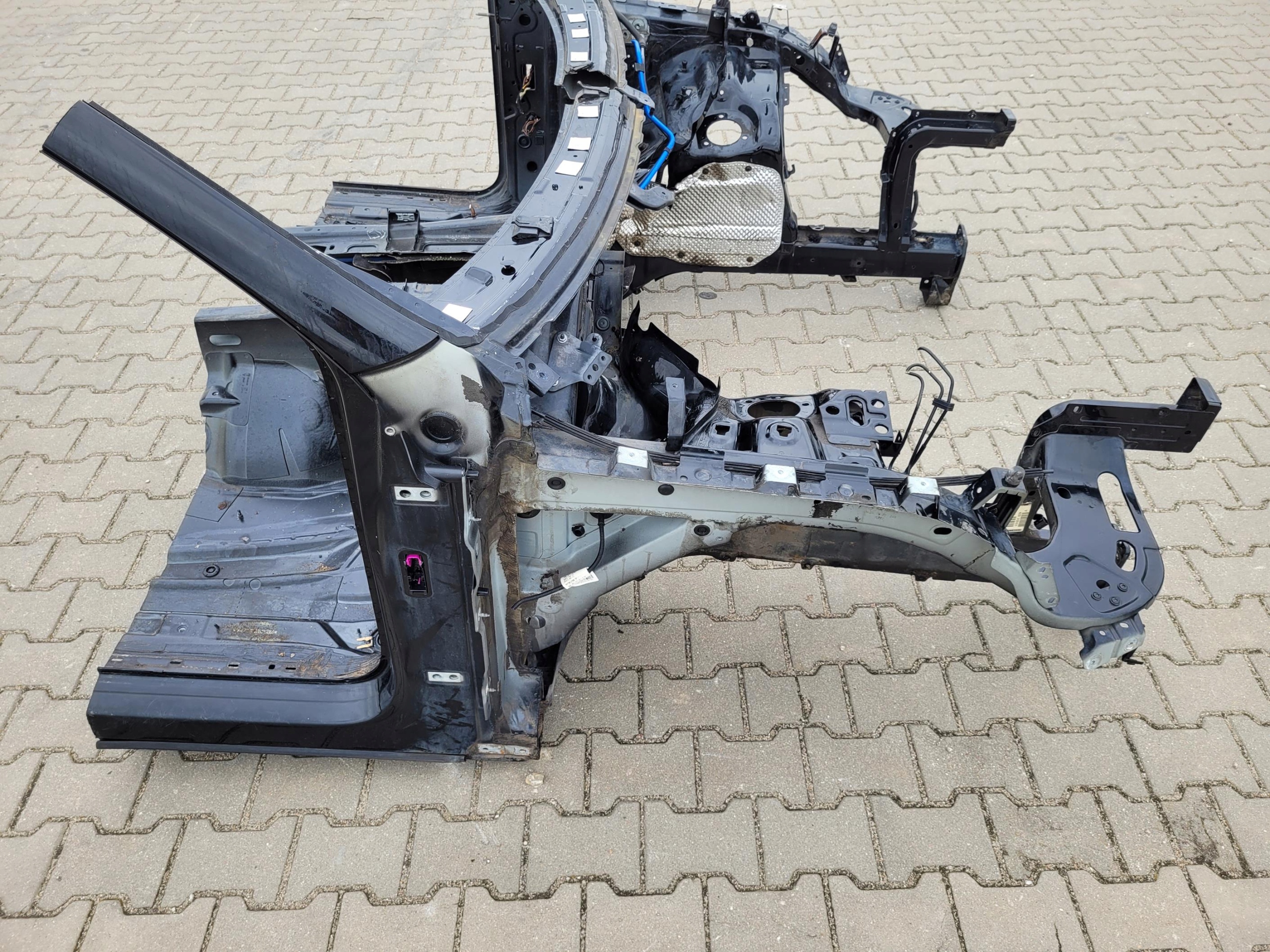 quarter front front left right quarter VW TOUAREG II 2 7P 041