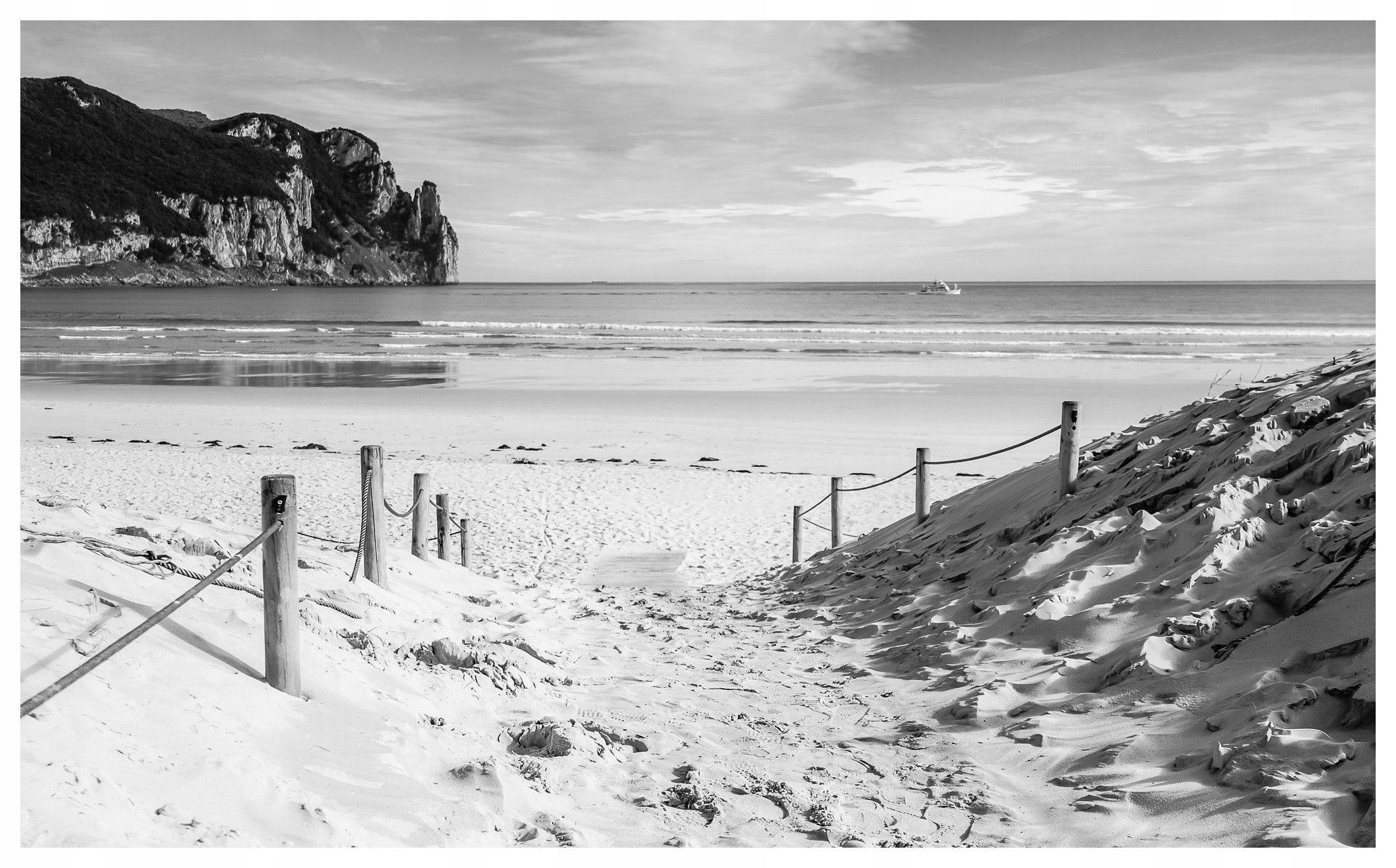 Vliesová fototapeta Černobílý oceán klidu Pláž Skály 368x254 lepidlo