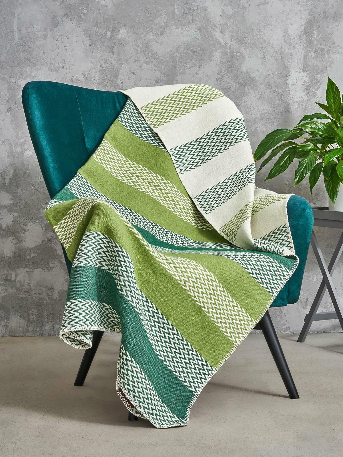 Přehoz pléd 165x200 Pásy s cikcaky zelená deka s háčkem