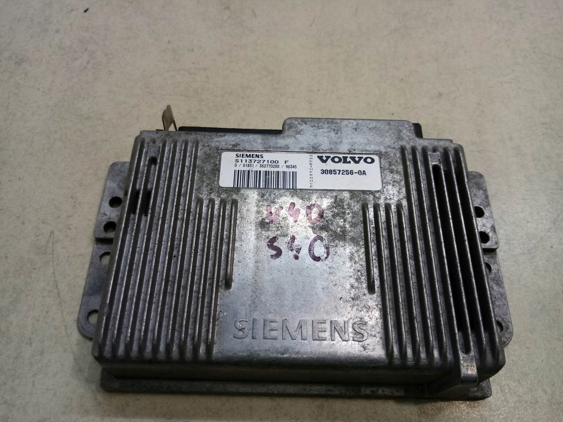 control unit of the engine VOLVO V40 1.8 S113727100F