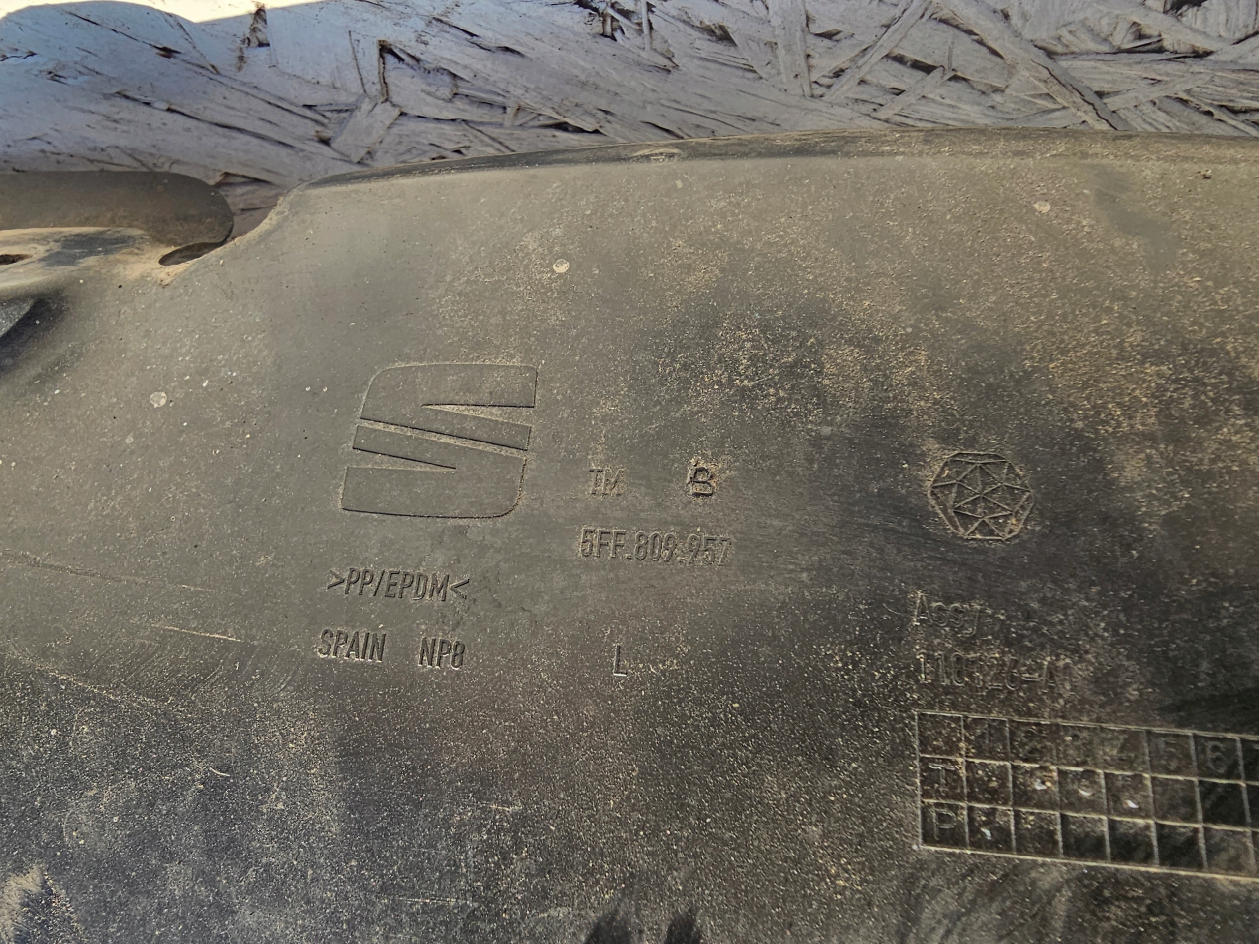 CUPRA FORMENTOR NADKOLE LEWE PRZEDNIE 5FF809957B Typ samochodu Samochody osobowe