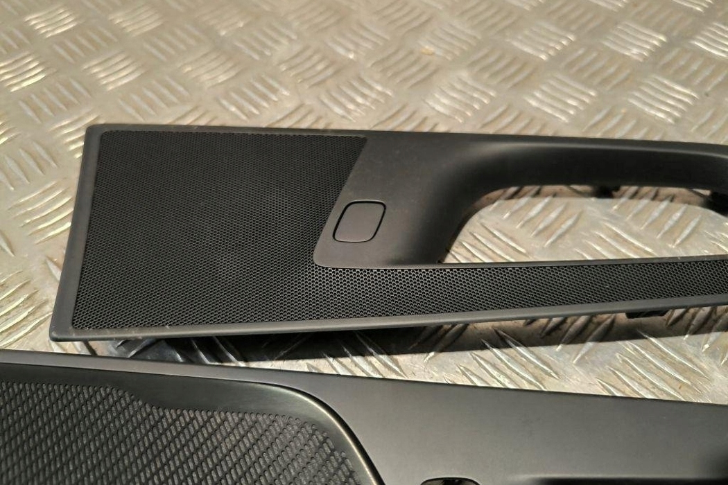 Komplet listew zewnętrznych VOLVO XC60 32237535 2.0L 2020