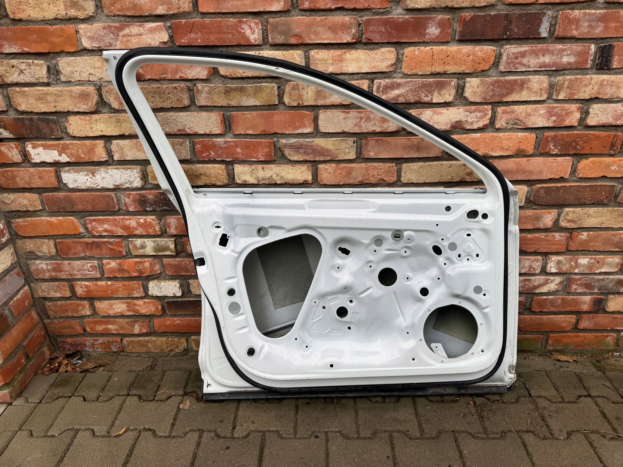 PASSAT B8 DRZWI PRZEDNIE LEWE GIEŁDA POZNAŃ Strona zabudowy przód - lewa