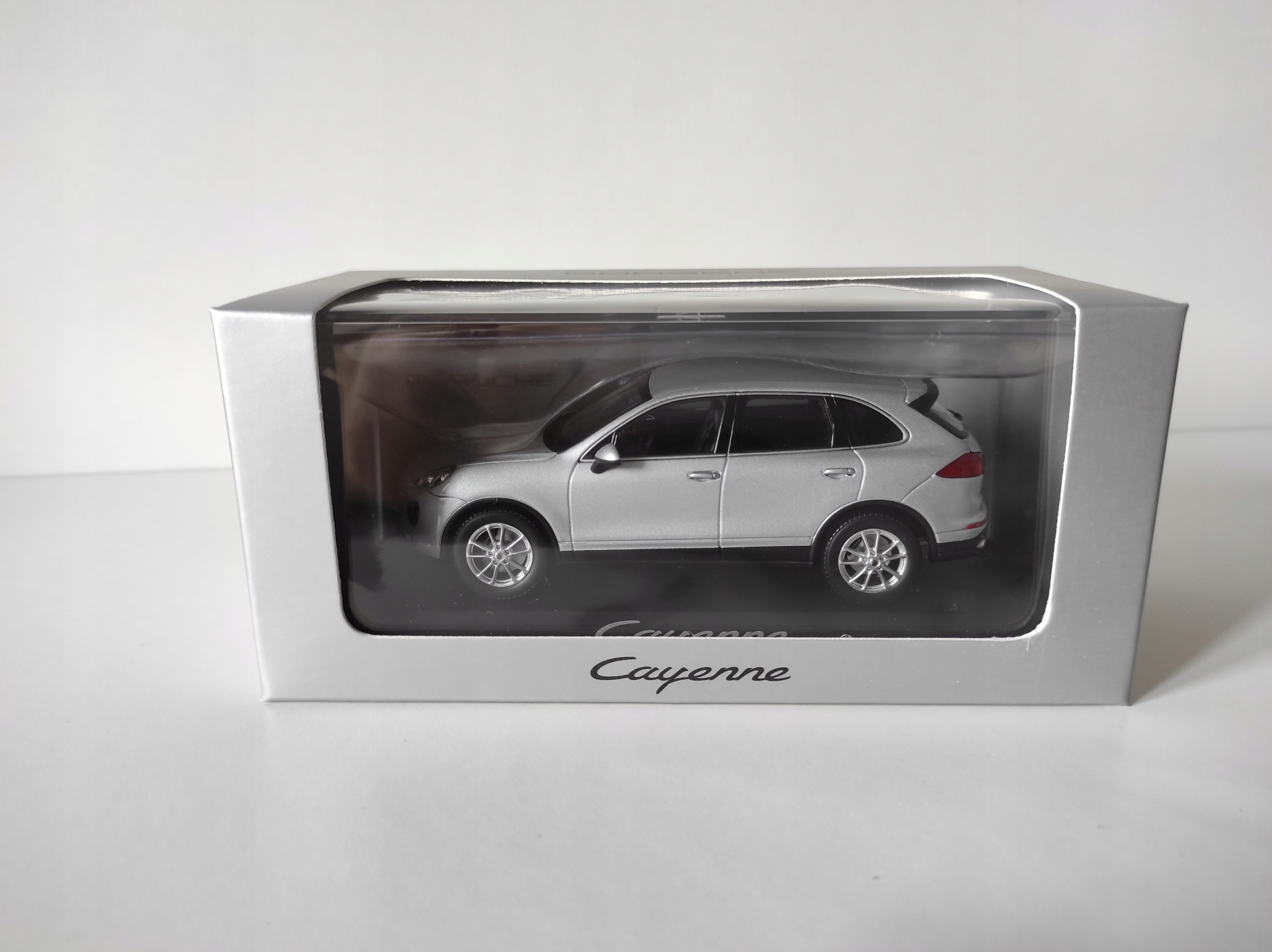 Porsche Cayenne (2014) 1:43 Minichamps