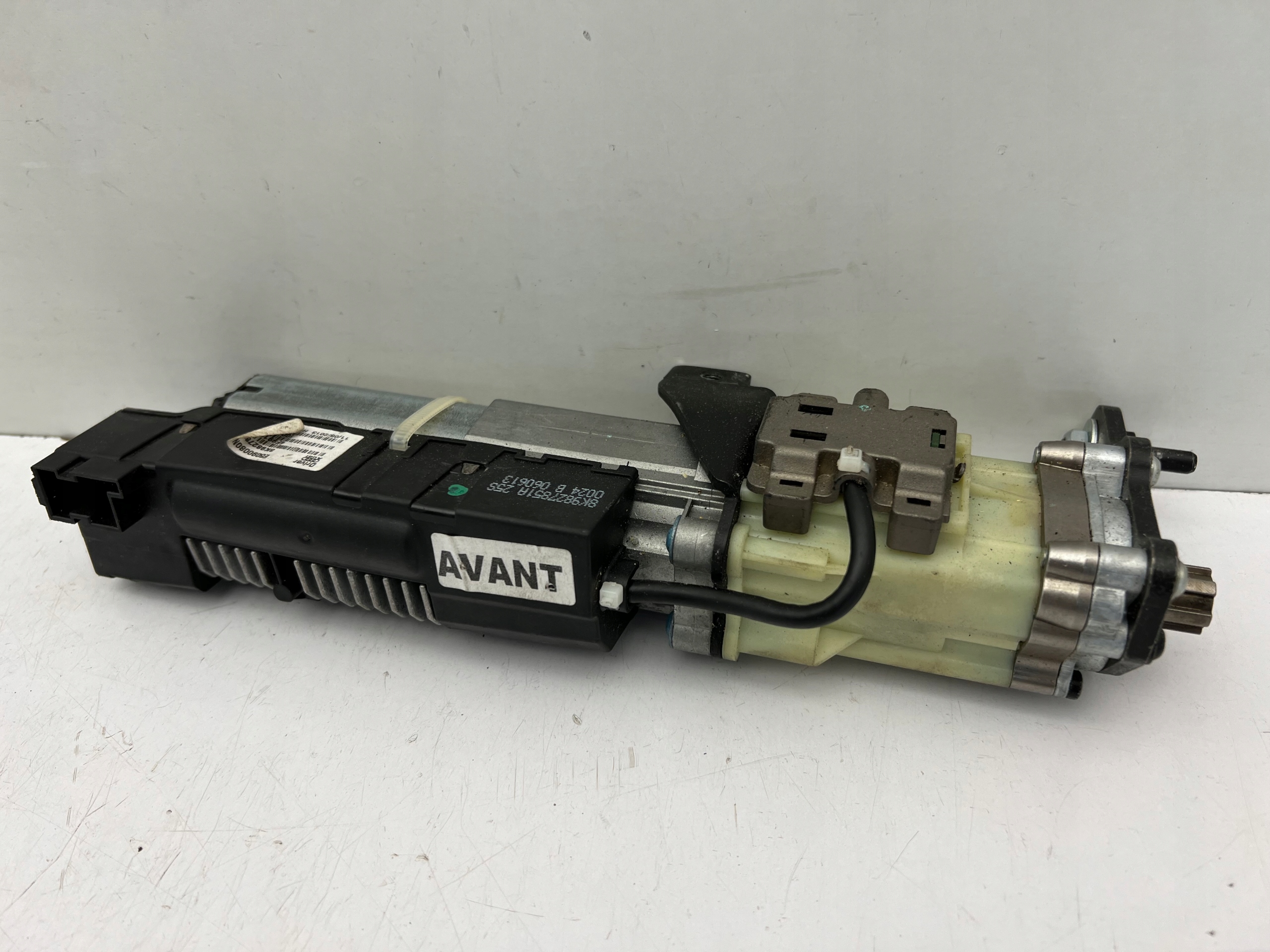 8K9827851A - AUDI A4 B8 8K AVANT привод багажника левый