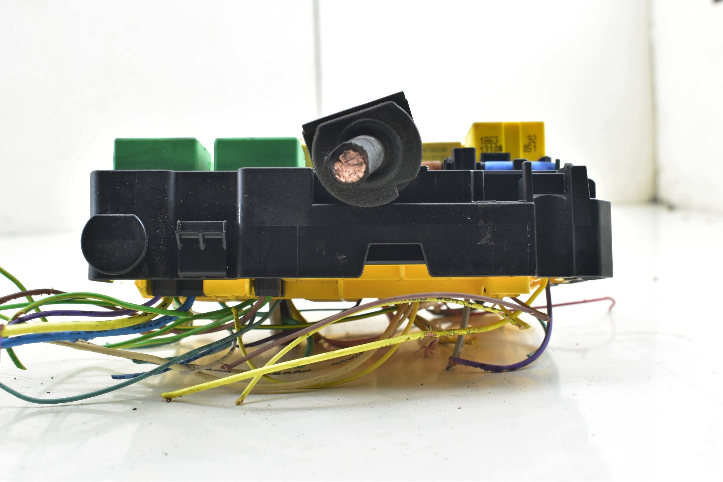 fuse box PEUGEOT 208 4525852