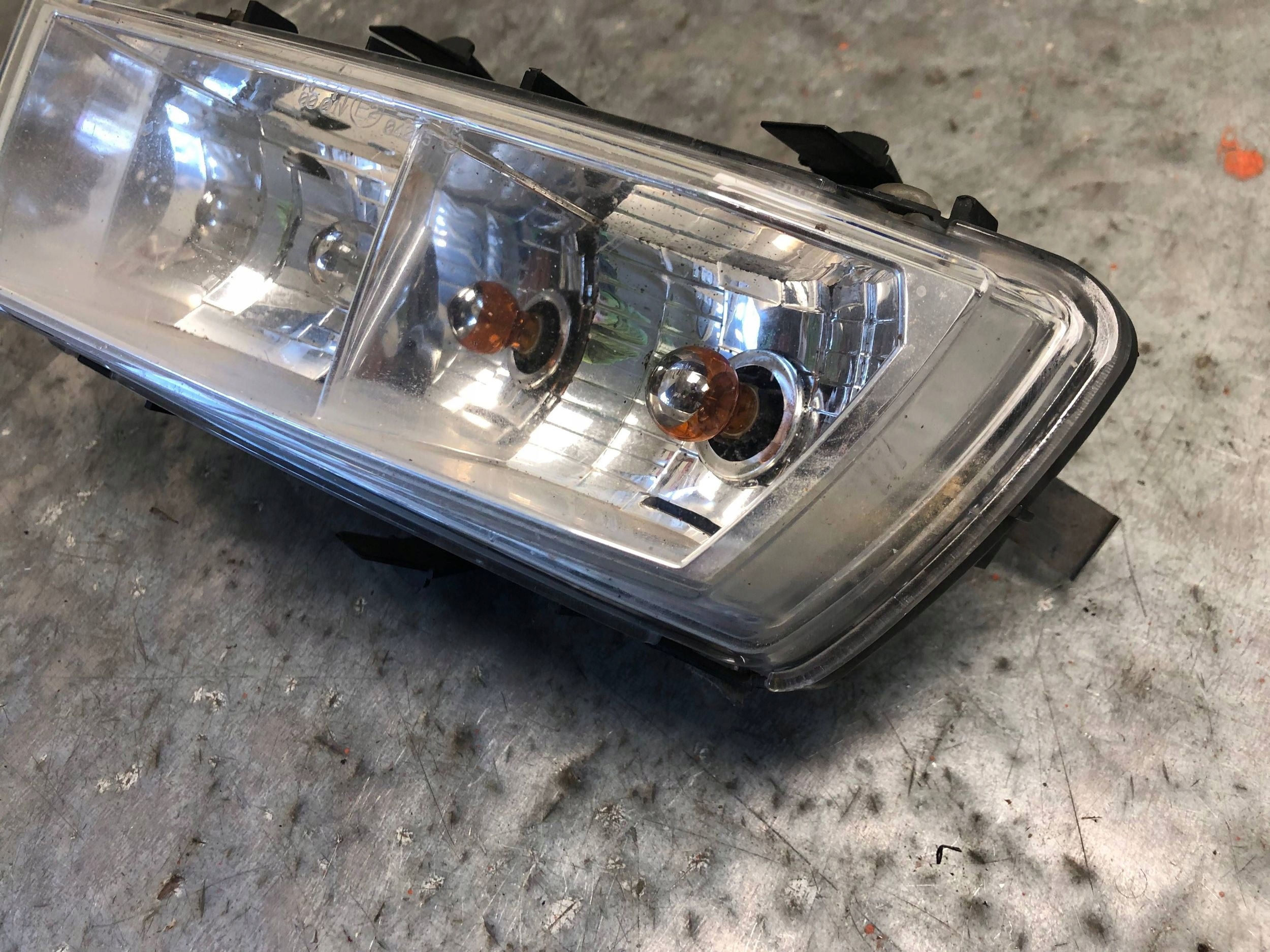 light light indicators of a bumper left front CITROEN C6 E204045
