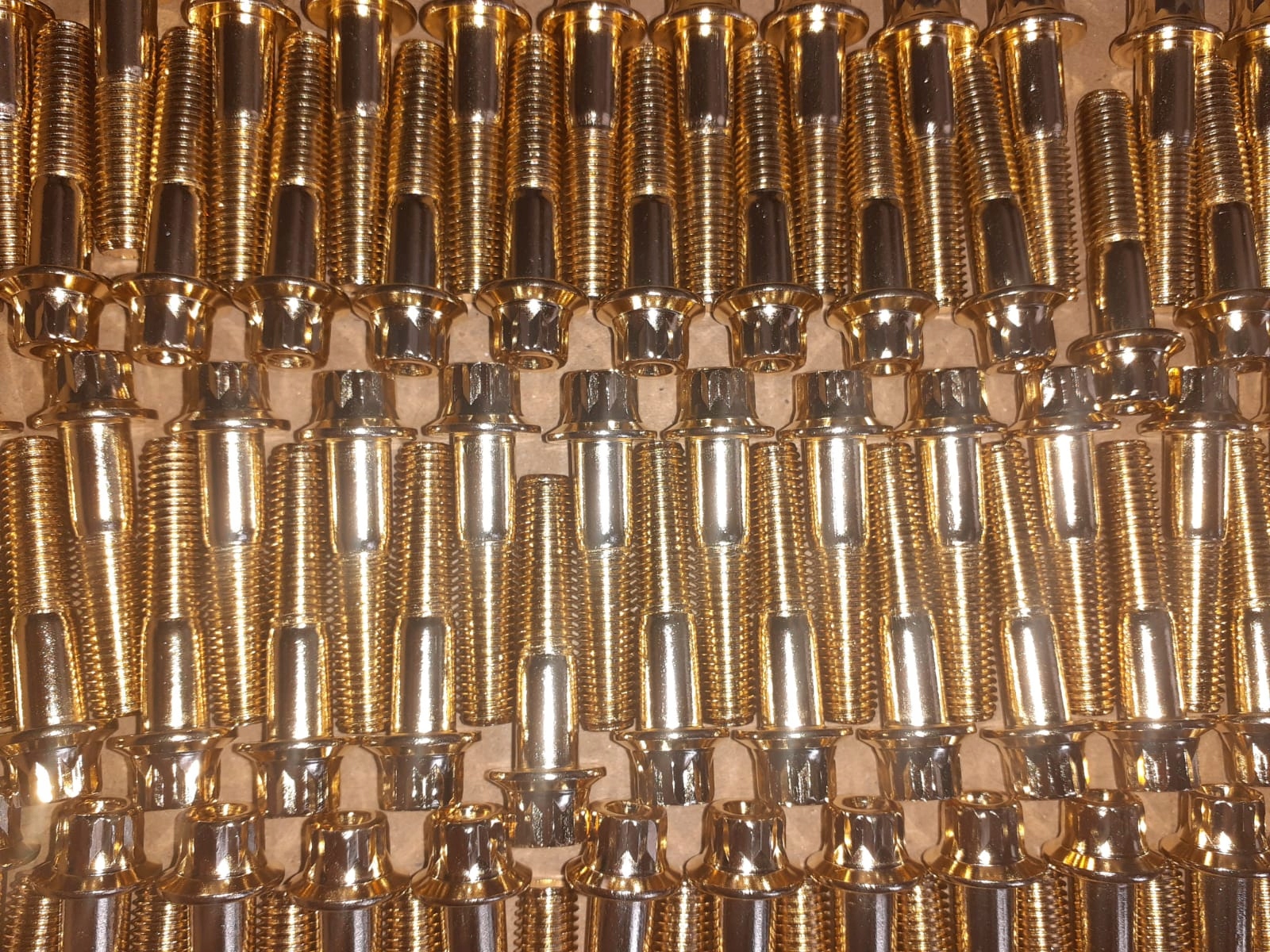 Skrutka M7x32 farba zlatá