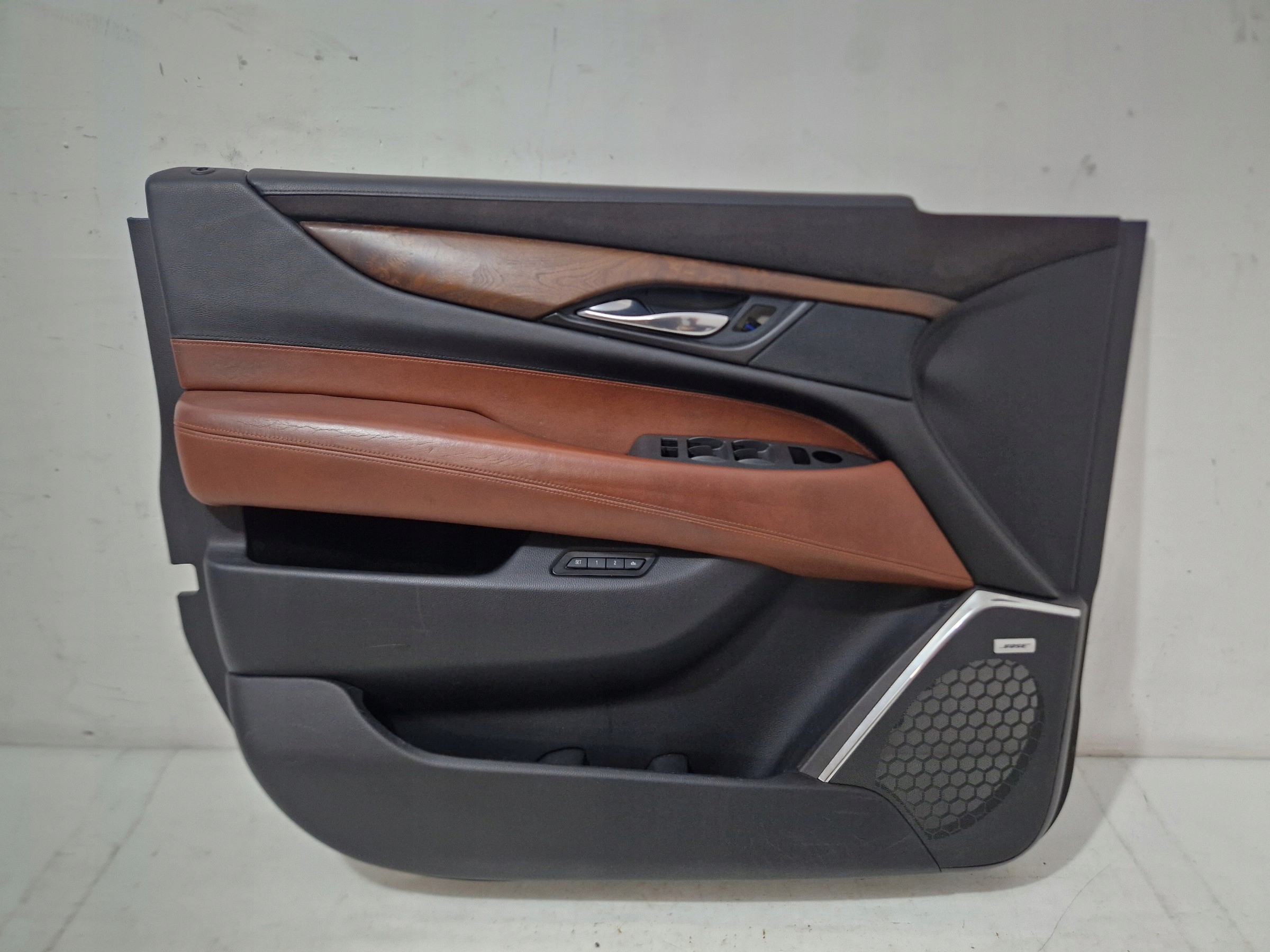 CADILLAC ESCALADE IV 2014 - side door left front 23493545