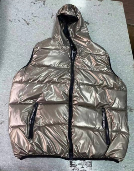 BEZRĘKAWNIK BŁYSZCZĄCY PIKOWANY KAMIZELKA KAPTUREM Marka inna