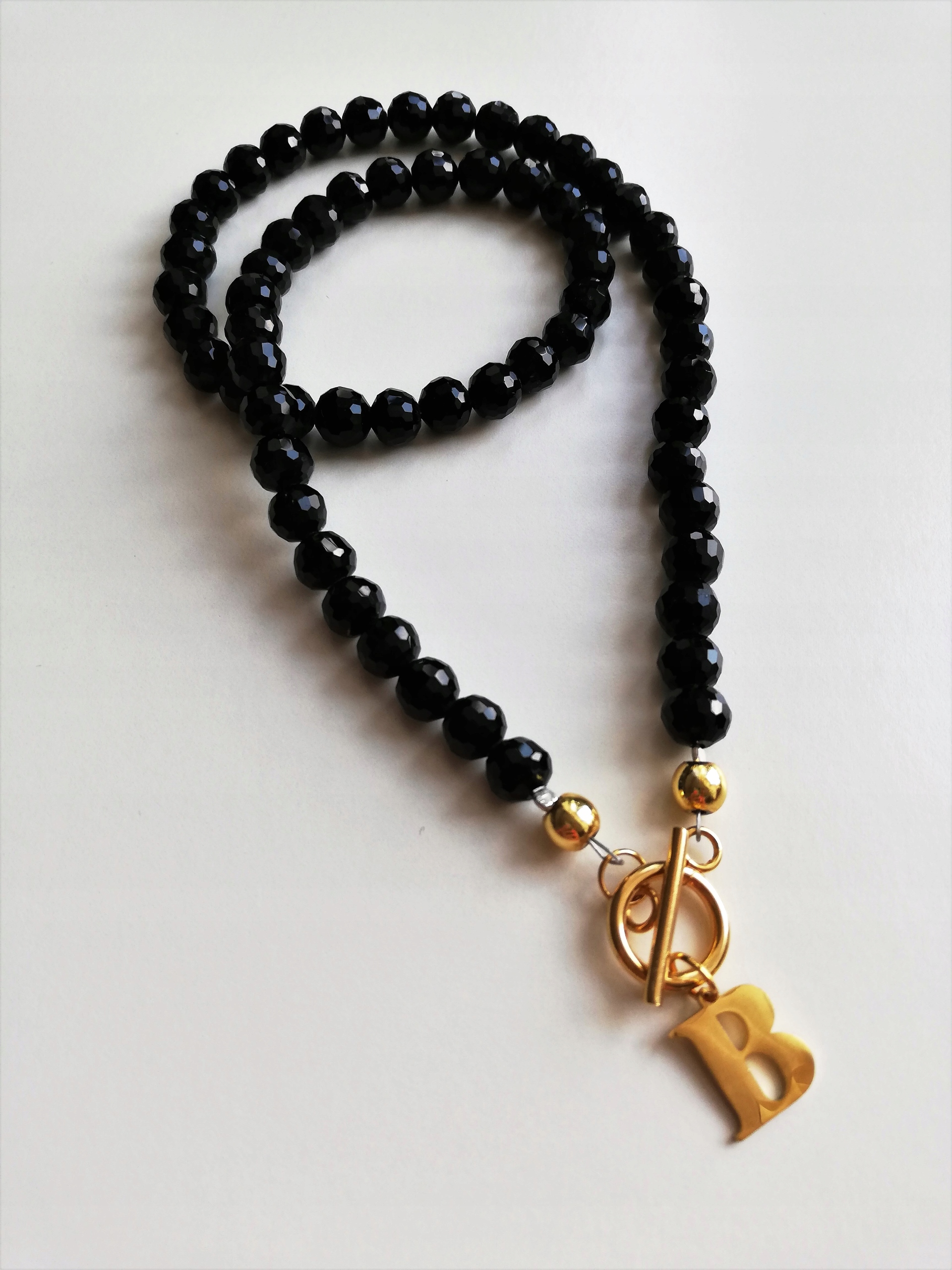 černý náhrdelník libovolné písmenko 42 cm 8mm Ocel