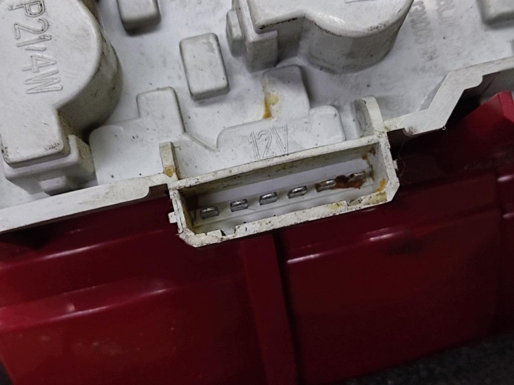 SKODA OCTAVIA and light left rear part 1U6945095