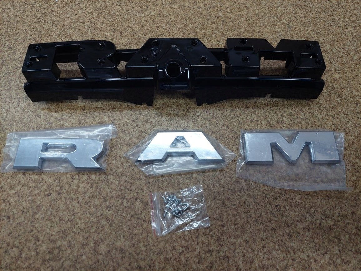 ATRAPA GRILL CHROM + ZNACZEK DODGE RAM 1500 2019- Kolor srebrny