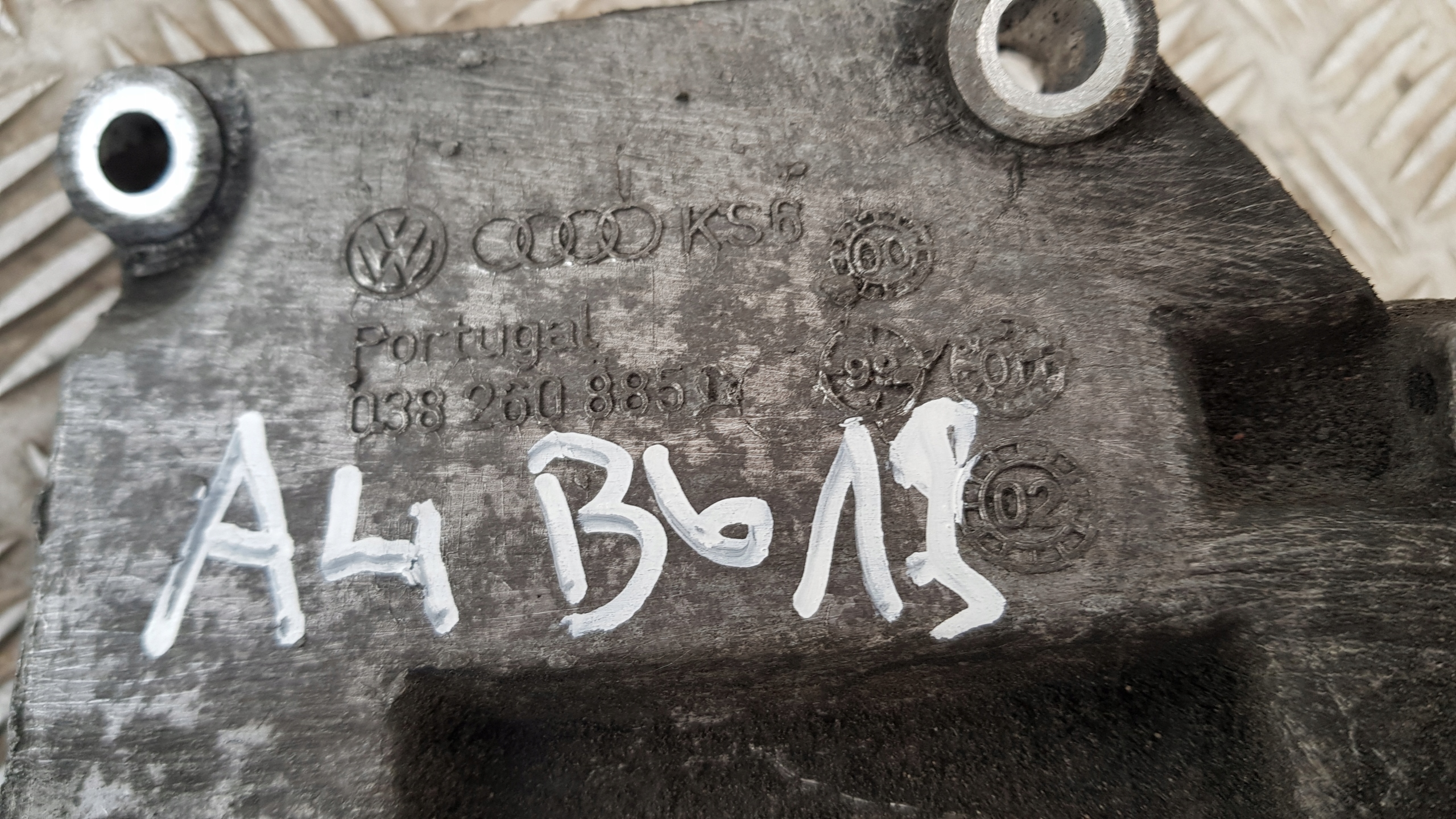 AUDI A4 B6 1.9 TDI Support plaque KOMPRESORA 038260885