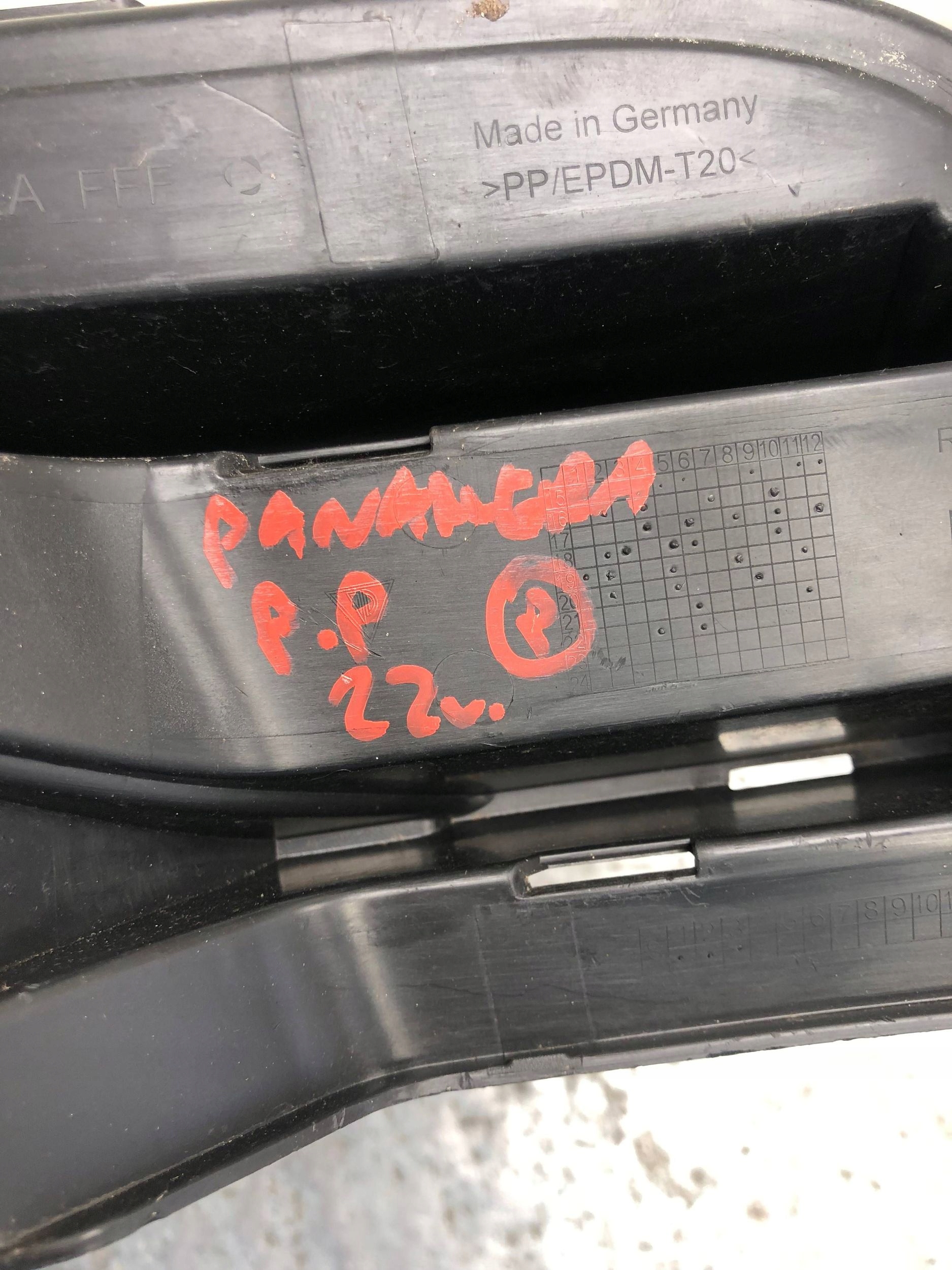 grid of a bumper right front PORSCHE PANAMERA 971 971807486A