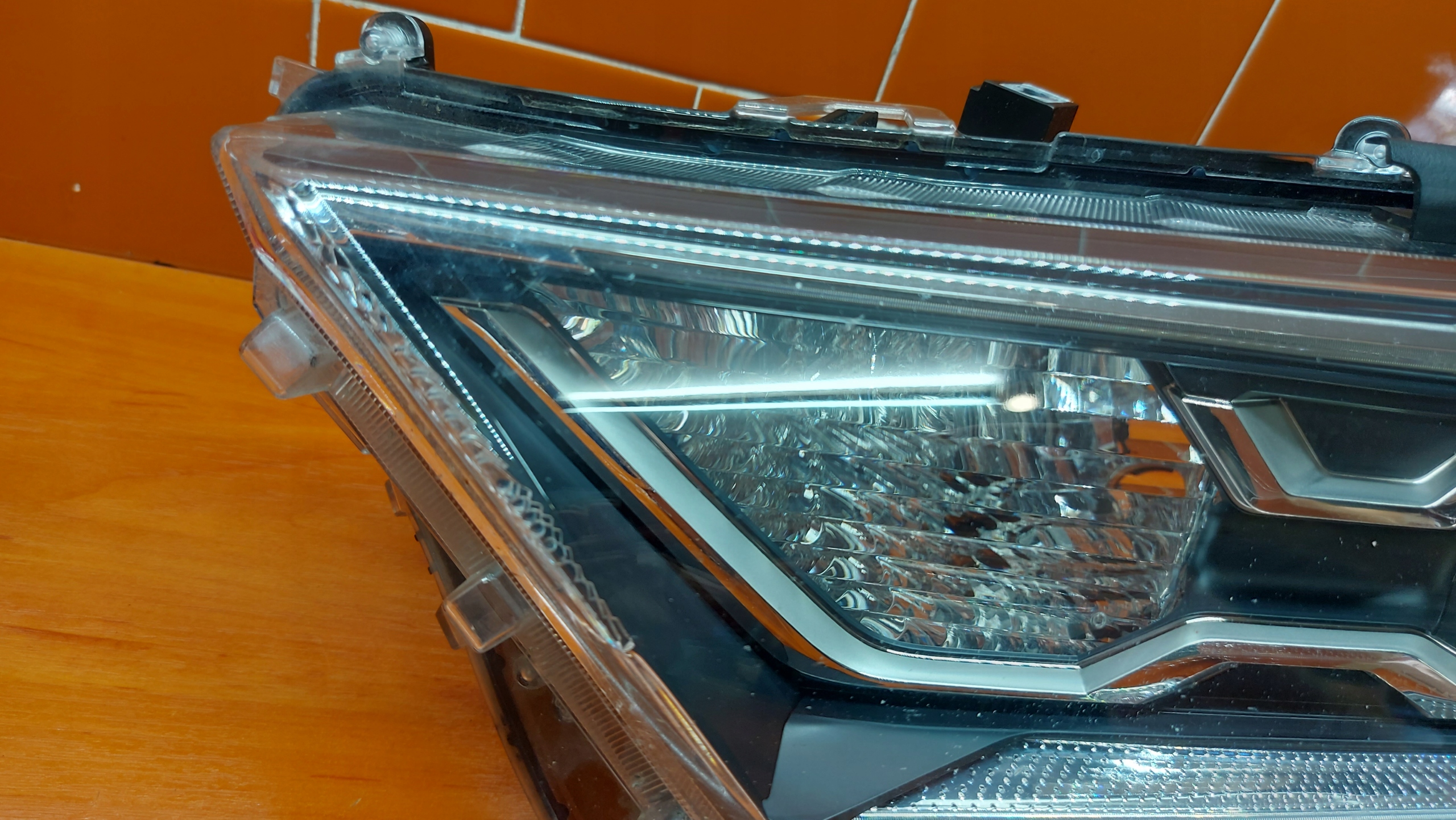 REFLEKTOR light left left front TOYOTA RAV4 V 18