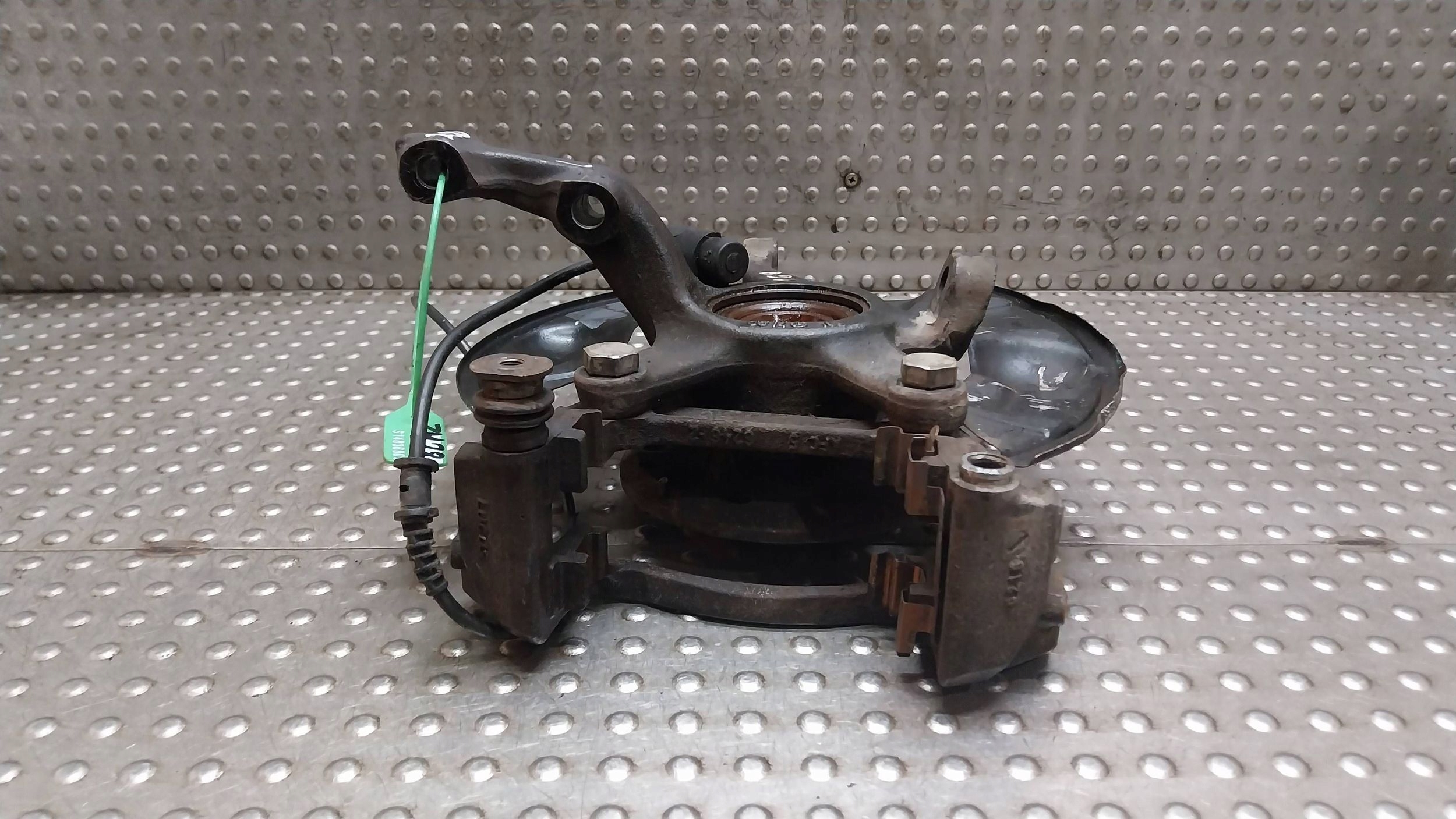 otoč čepu levý předek 6814 MERCEDES A W168