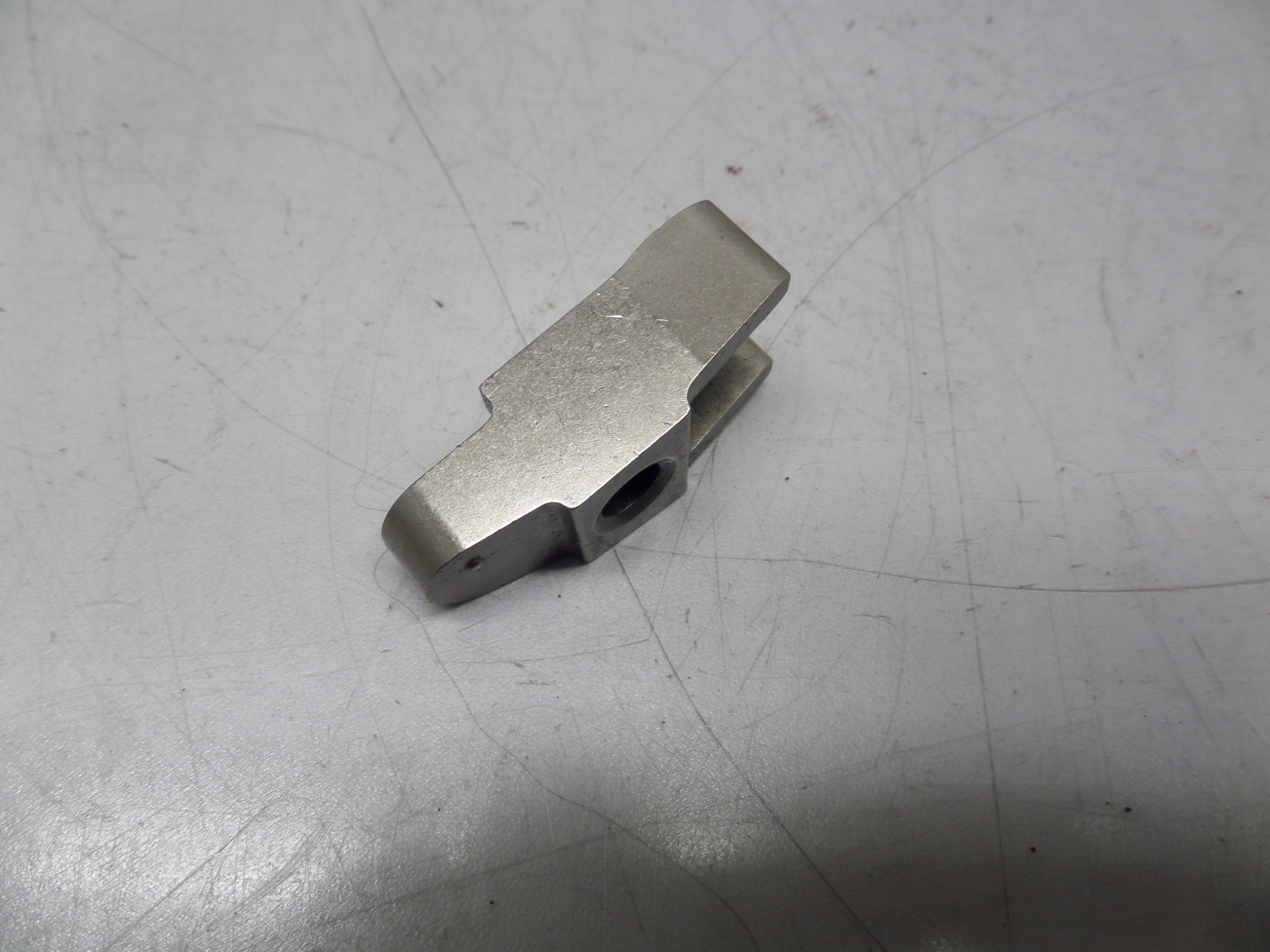 MERCEDES W210 E-KLASA ŁAPKA STOPKA WTRYSKU 2.2 CDI Wersja Europejska