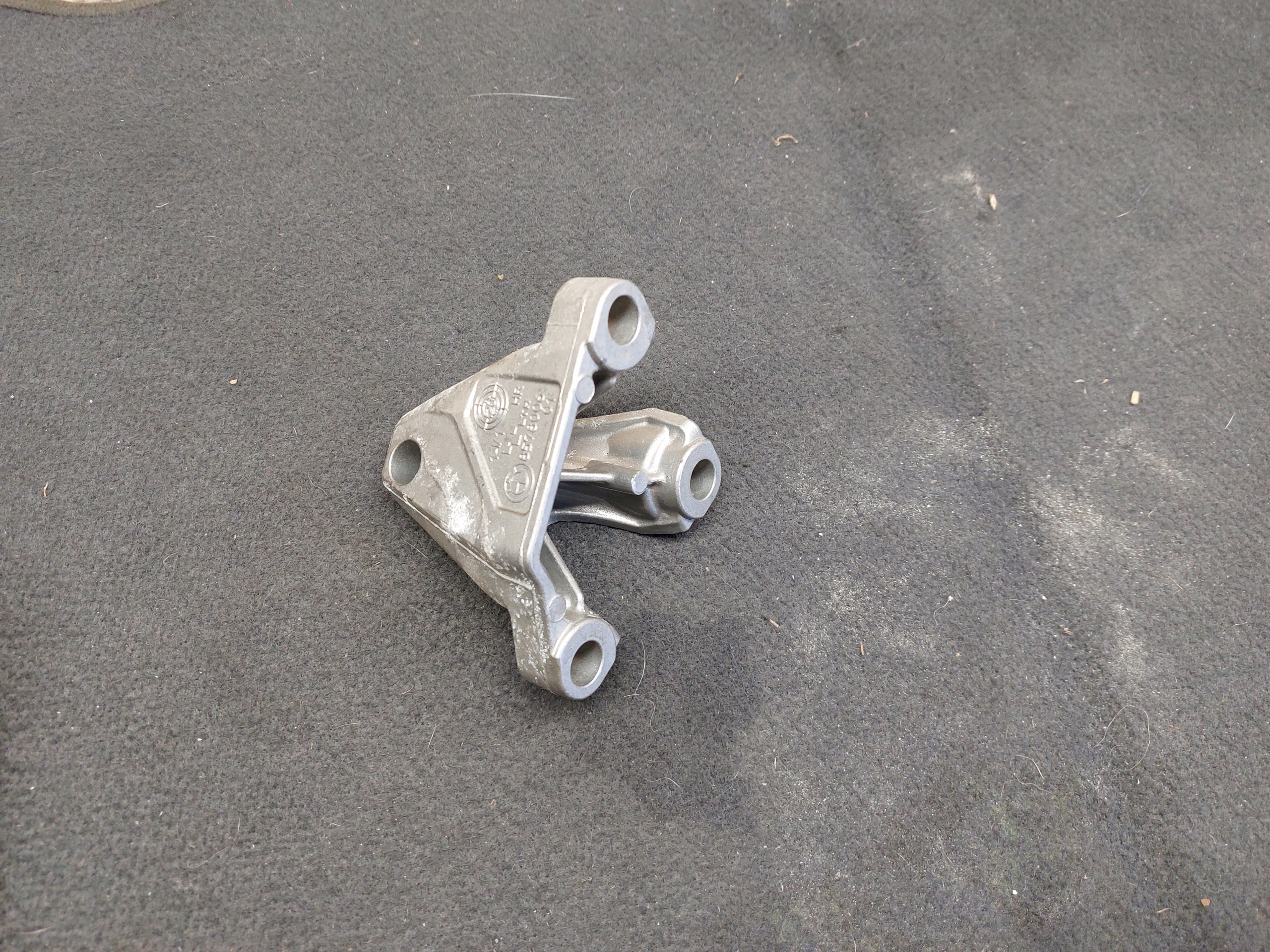 BMW OE 8578006 Supporto pompy pressione 21r