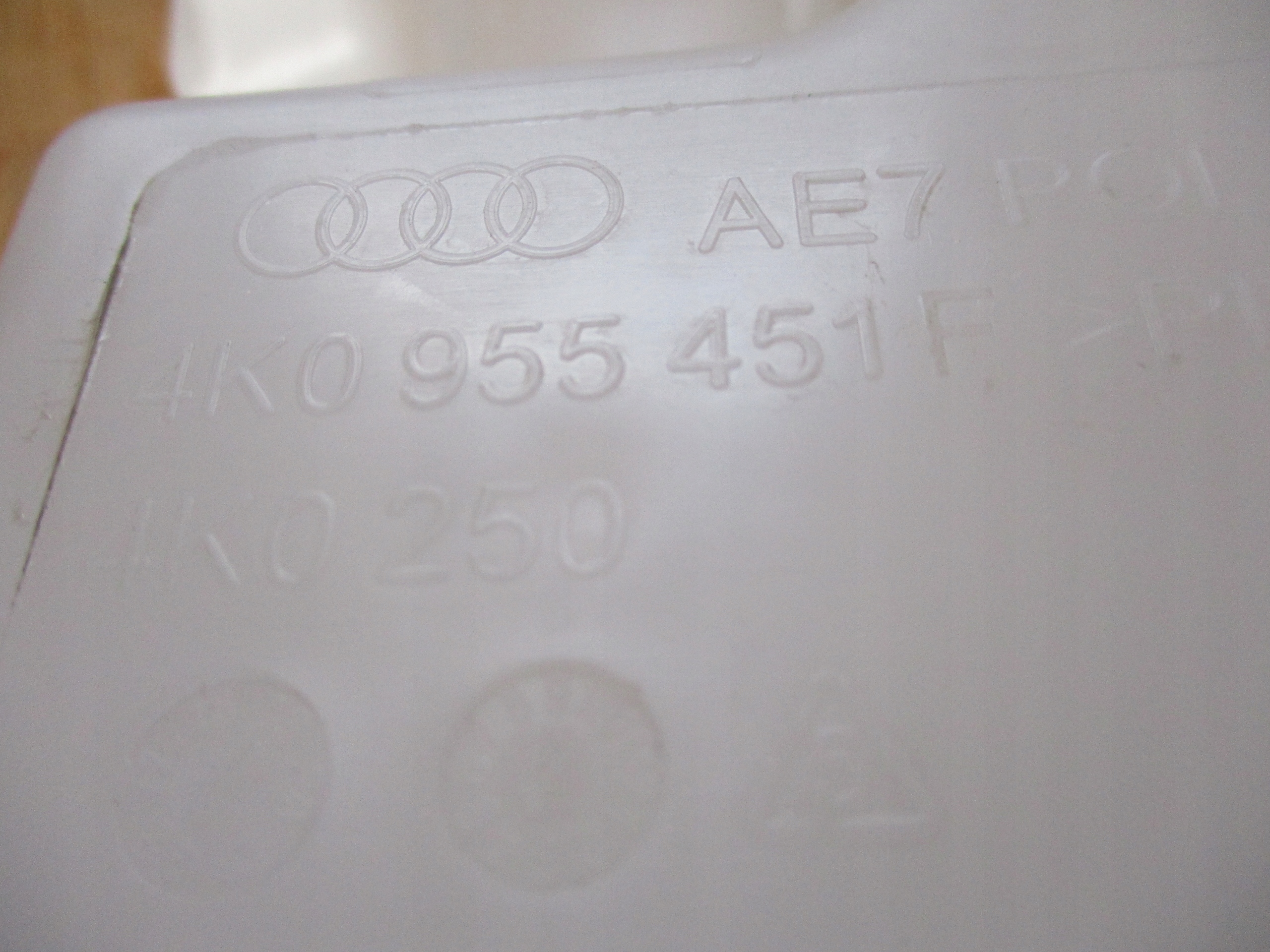 washer fluid tank AUDI A6 C8 4K