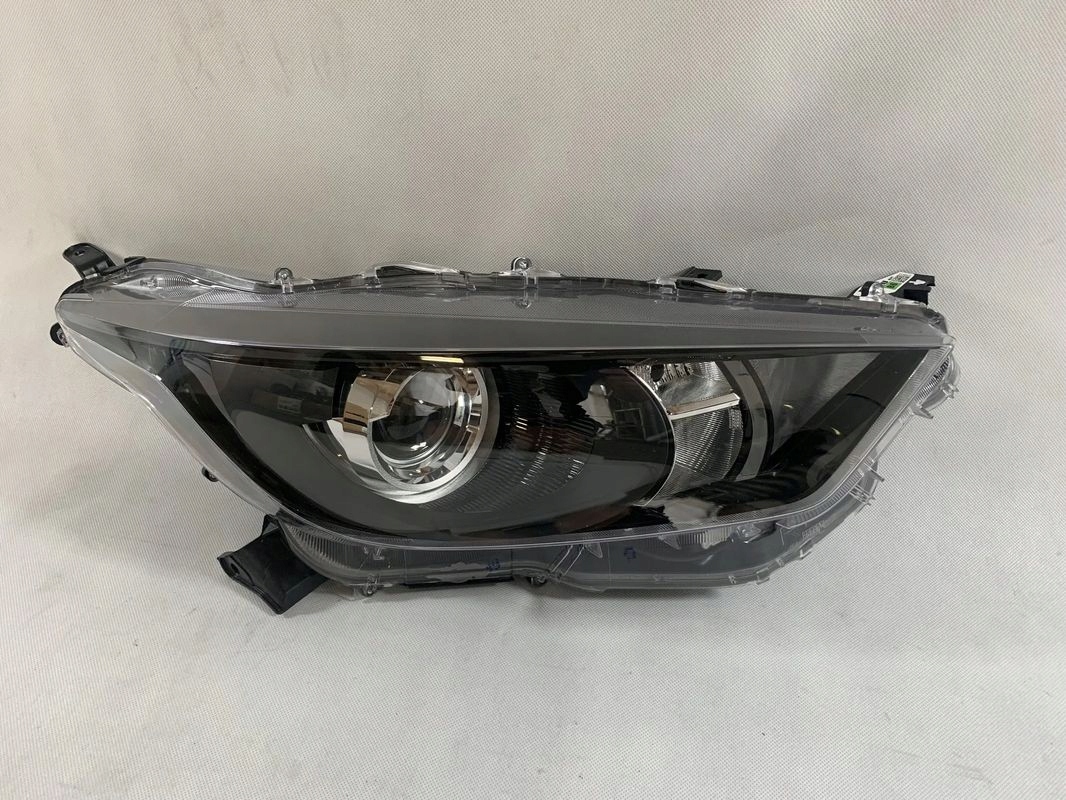 Toyota Yaris 4 IV 20r Reflektor right light right 2020