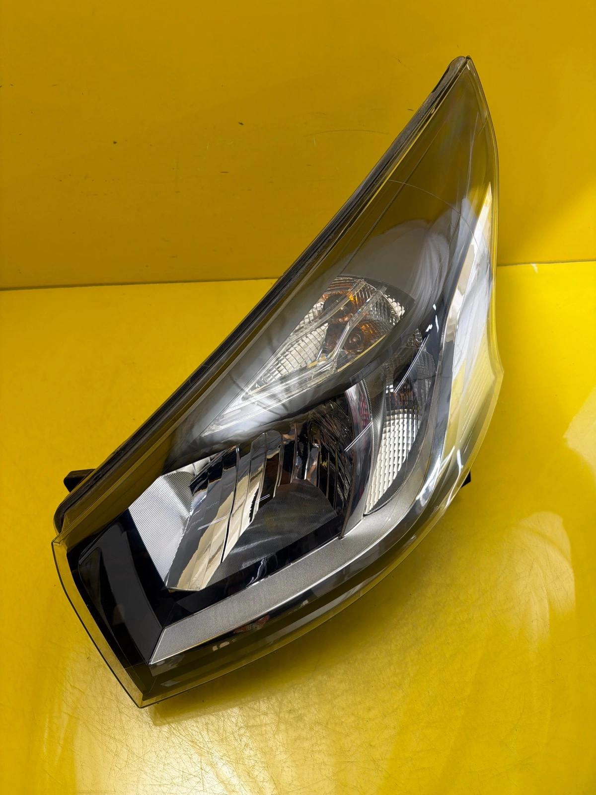 light left front Renault Trafic III 3 14- 260608912R