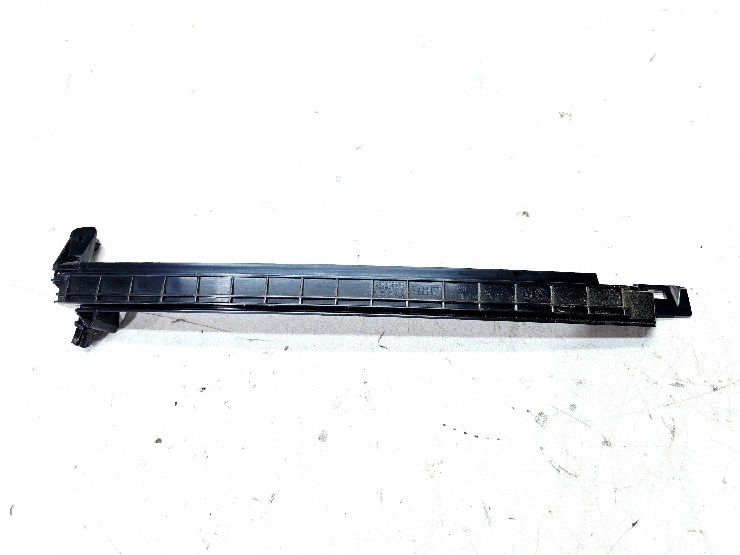 PROWADNICA windows left rear part AUDI Q4 E-TRON 89A839067