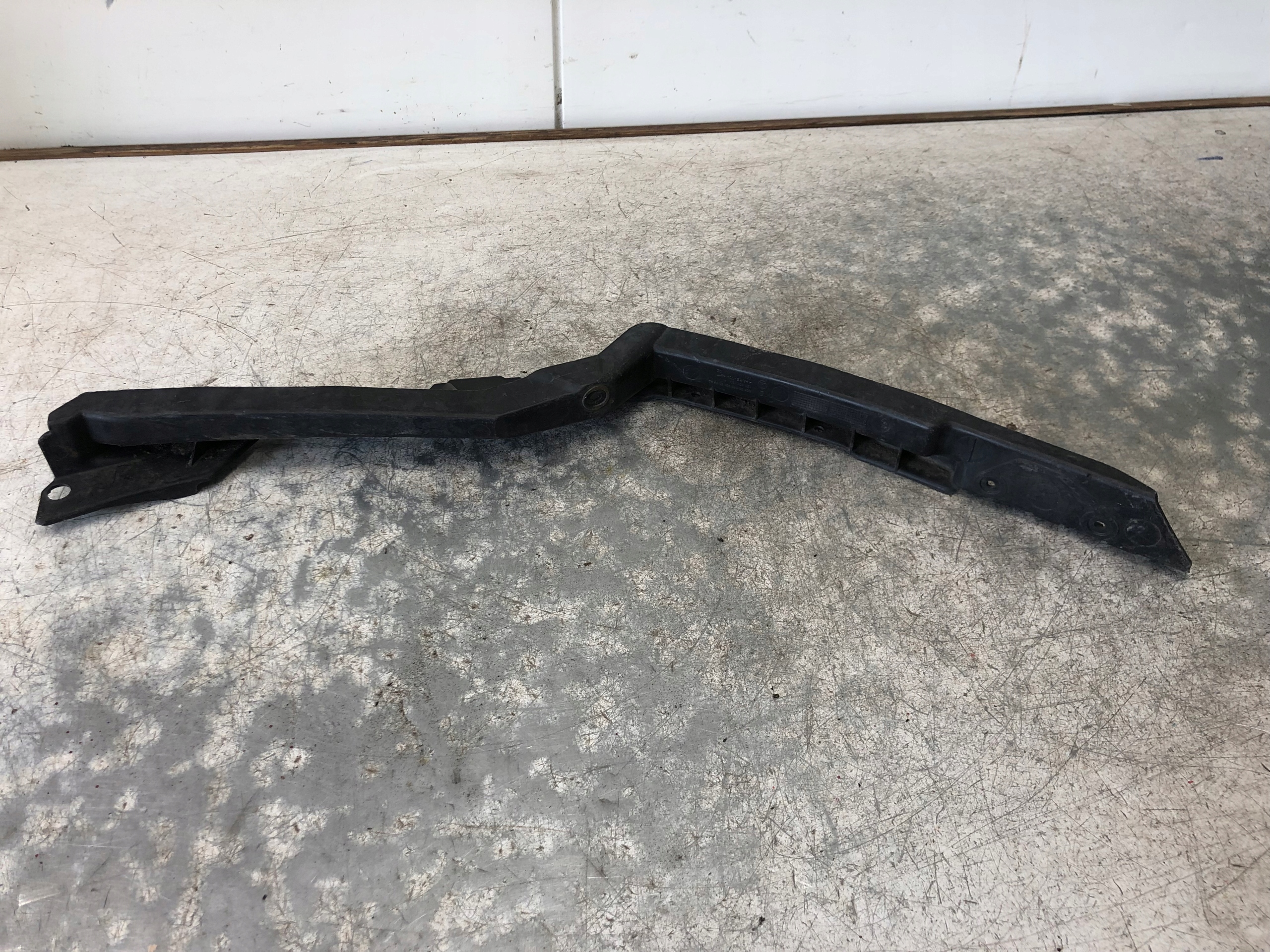 bumper bracket left front SKODA OCTAVIA II 1Z0807183A