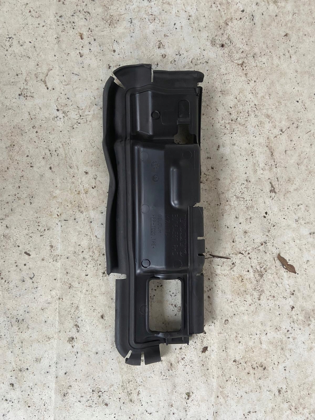 VOLVO XC60 and 08-> air duct air line right front front 30764567
