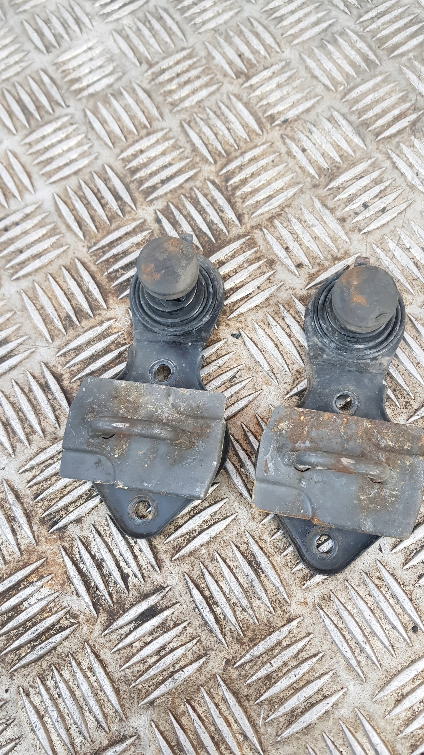 MERCEDES W211 RYGIEL tip bonnets left right