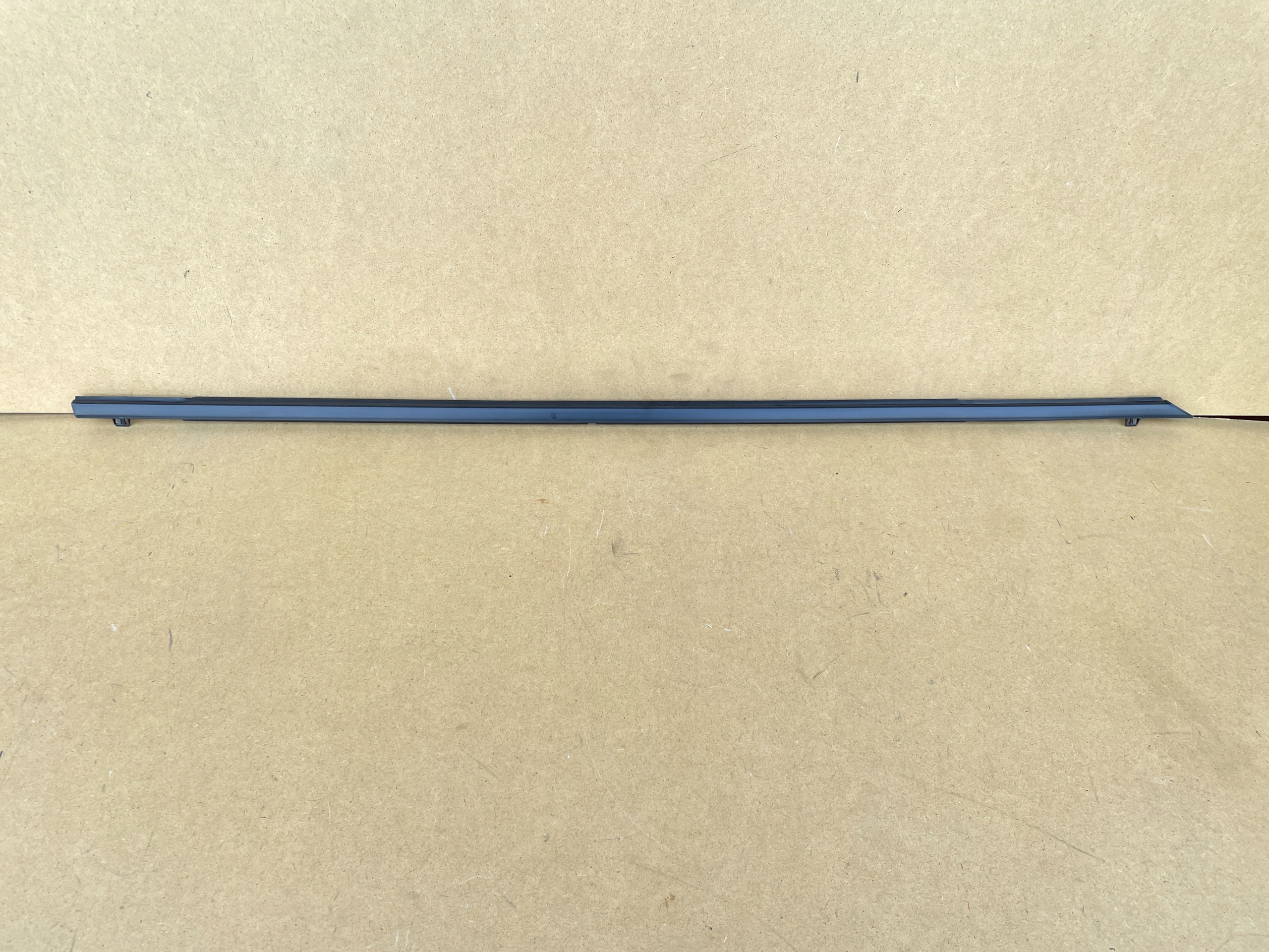 MAZDA 3 LISTWA ZGARNIAJĄCA PRAWY PRZÓD