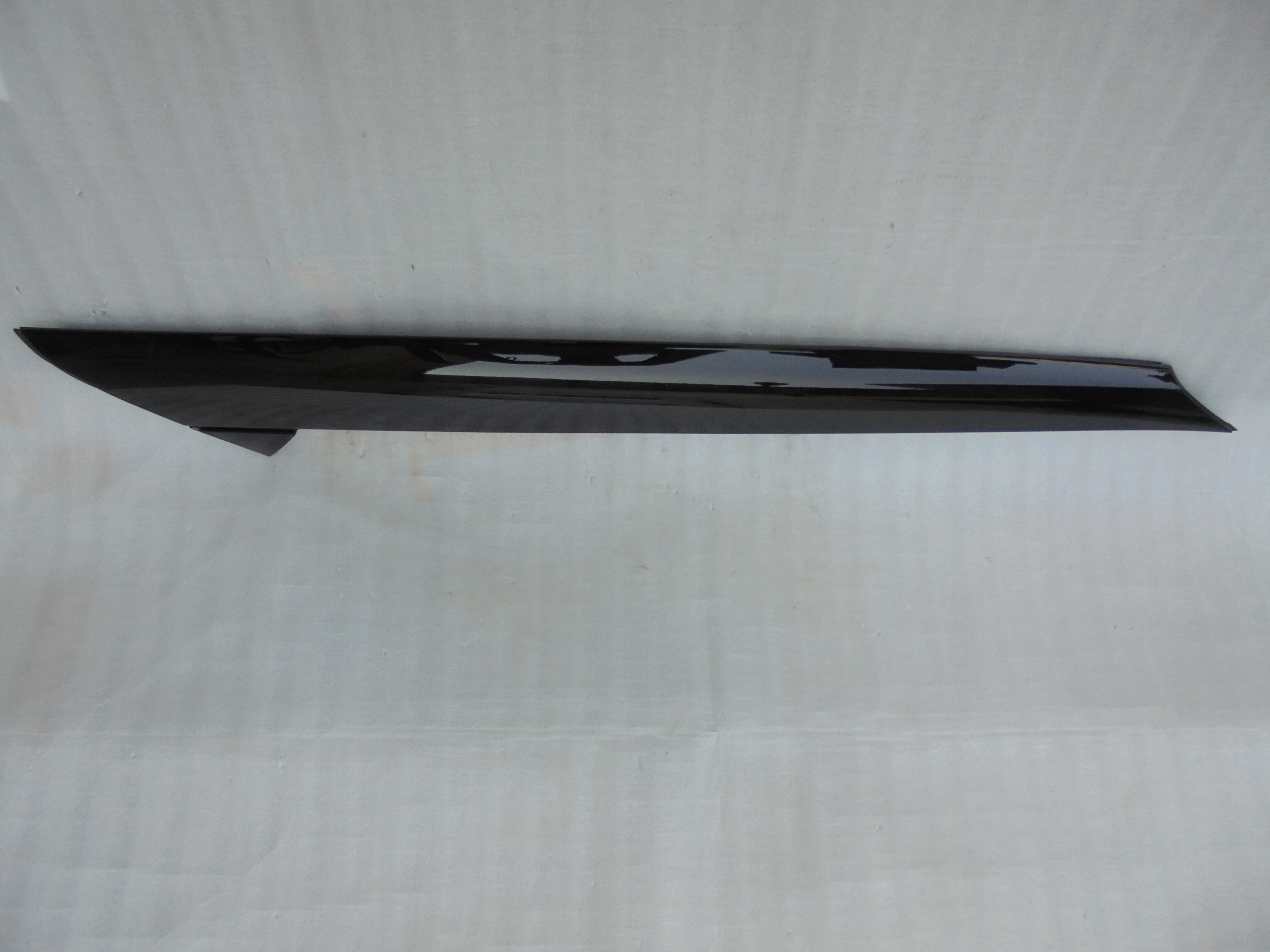 LISTWA SLUPKA SZYBY LEWA KIA EV6 21- CALA LADNA CZARNA - MALA RYSKA SLASK