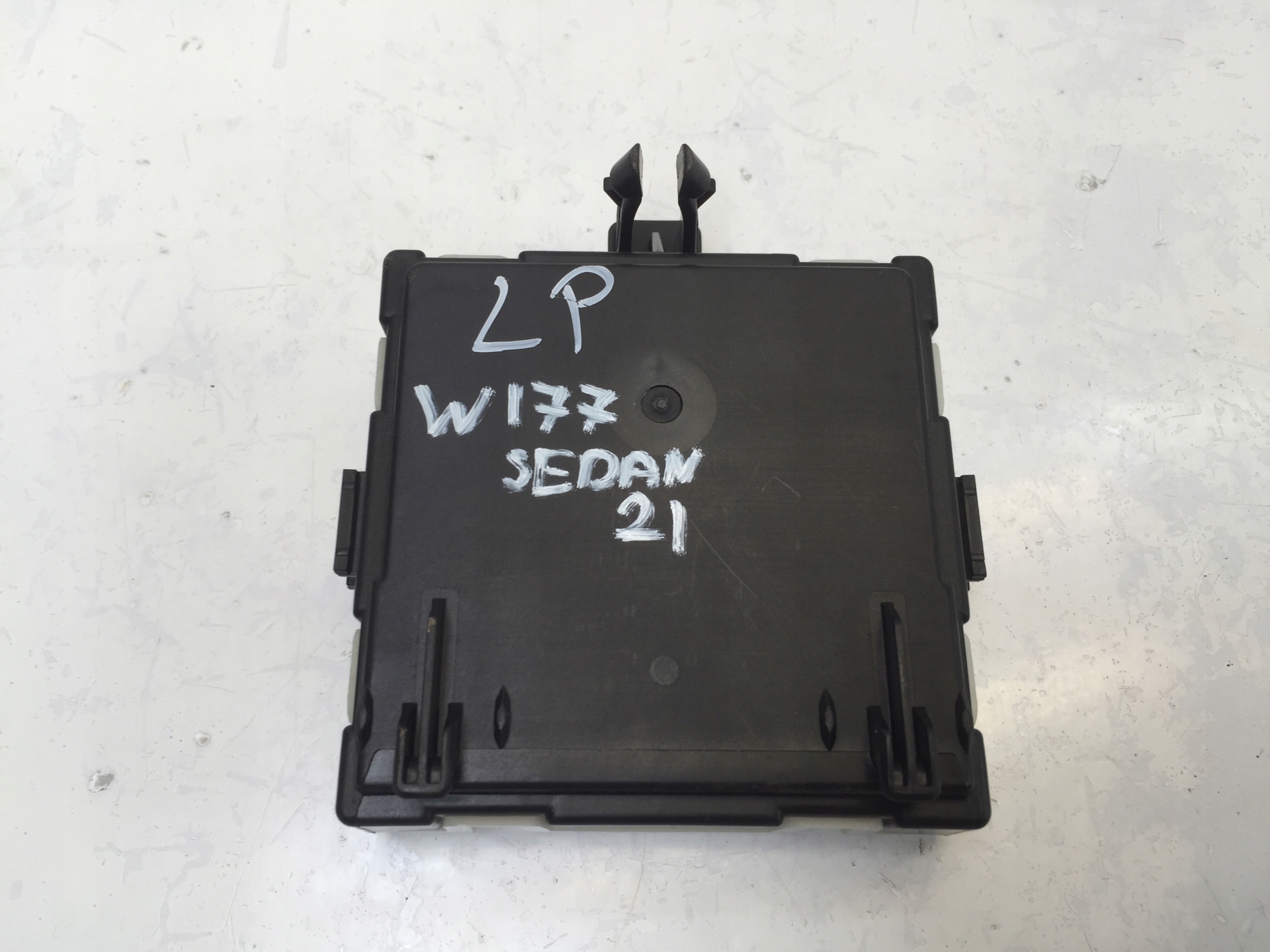 A1779005109 - MERCEDES A W177 2021 передний левый дверной модуль