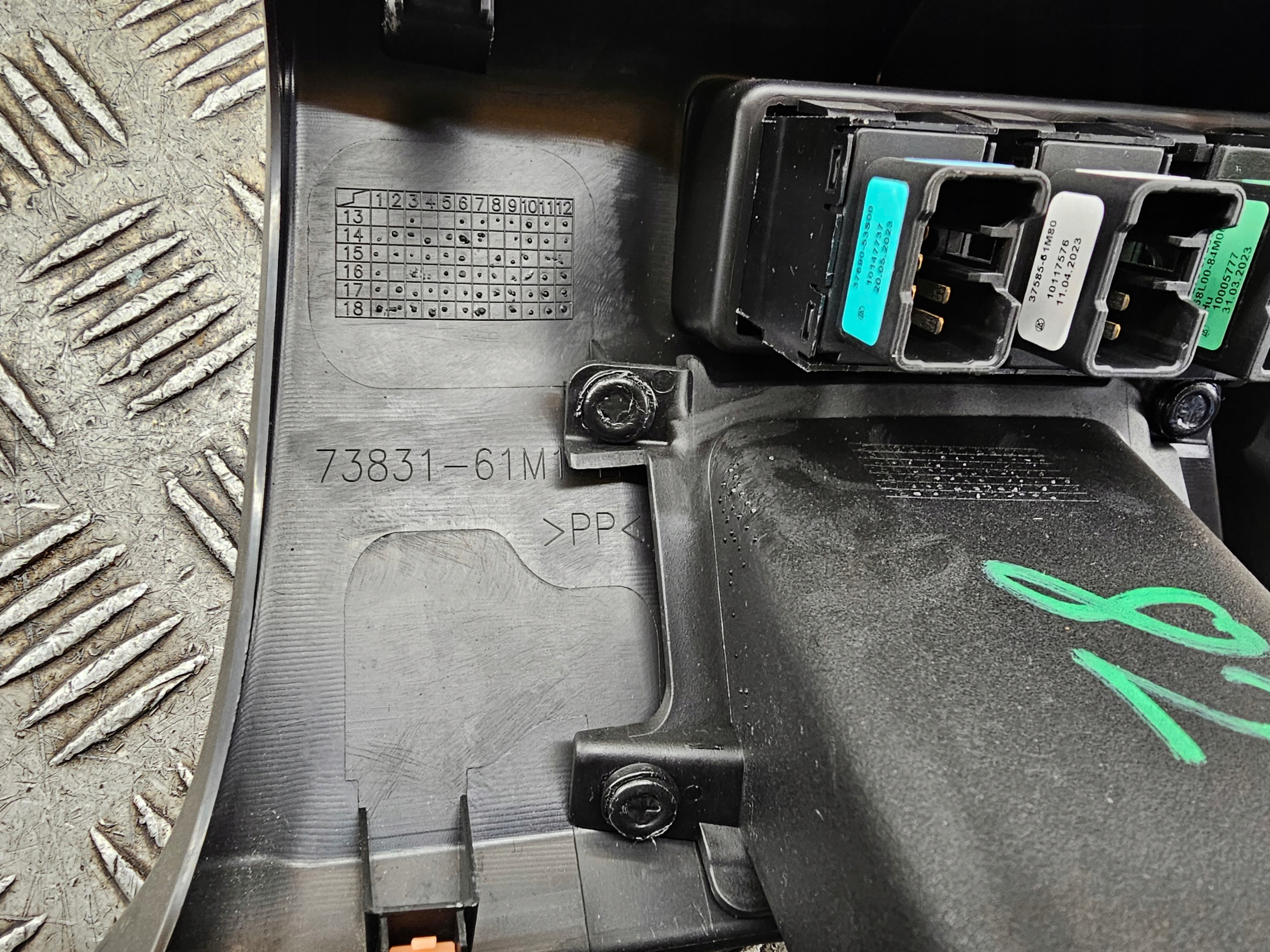 SUZUKI SX4 S-CROSS LIFT 73831-61M1 PANEL Commandes Console Boîte a gant passager