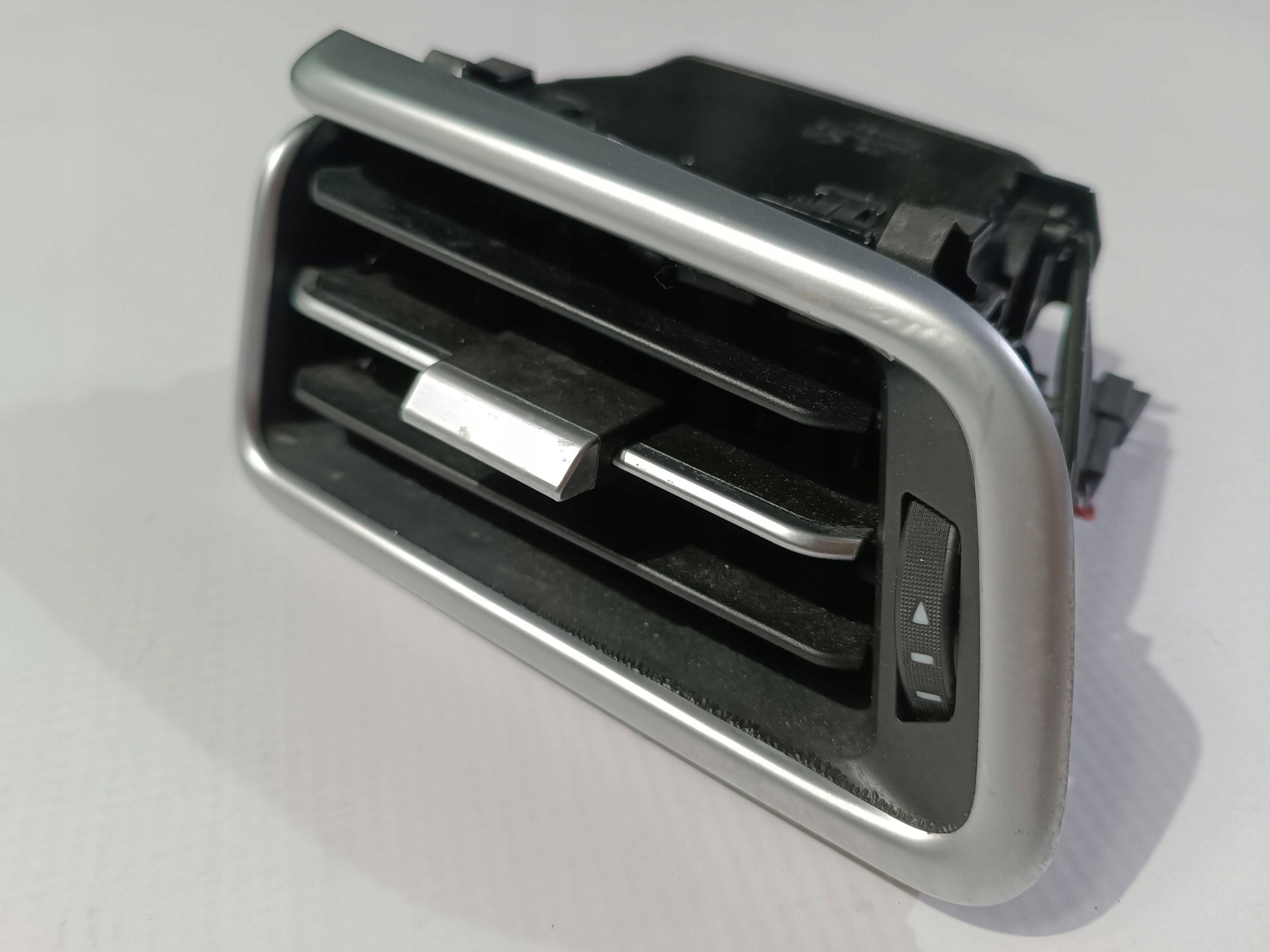 grid air conditioning devices side of the dashboard front side left Maserati Ghibli 2013