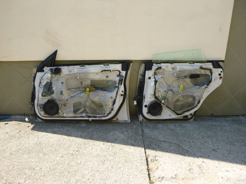 SUBARU LEGACY IV 4 door right rear. front