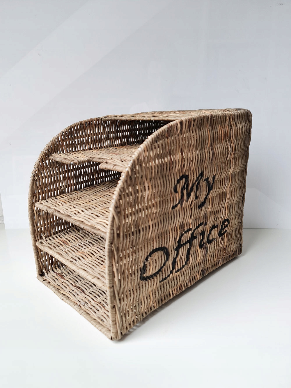 Rustikálny ratanový stojan Hampton na ukladanie dokumentov