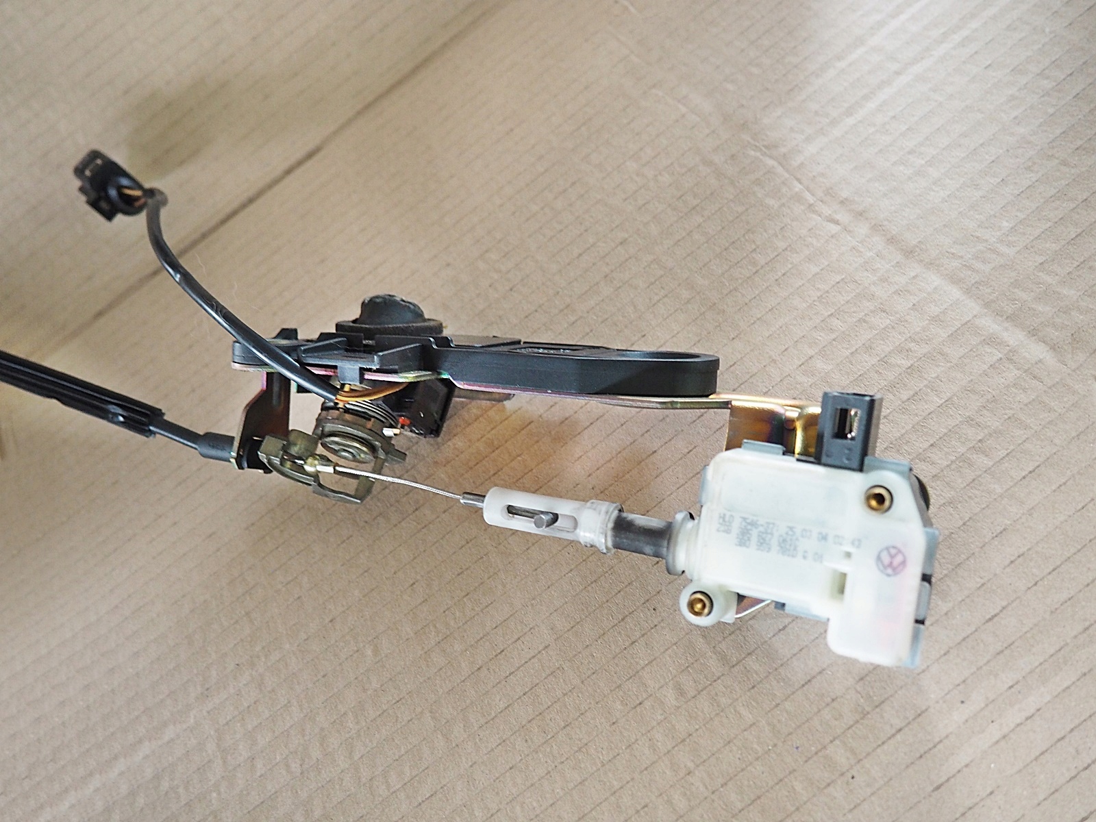 PASSAT B5 KOMBI LIFT SIŁOWNIK LINKA CENTRALNEGO ZAMKA KLAPY TYŁ 3B5827061C Numer katalogowy części 3B5827061C , 3B0953781D