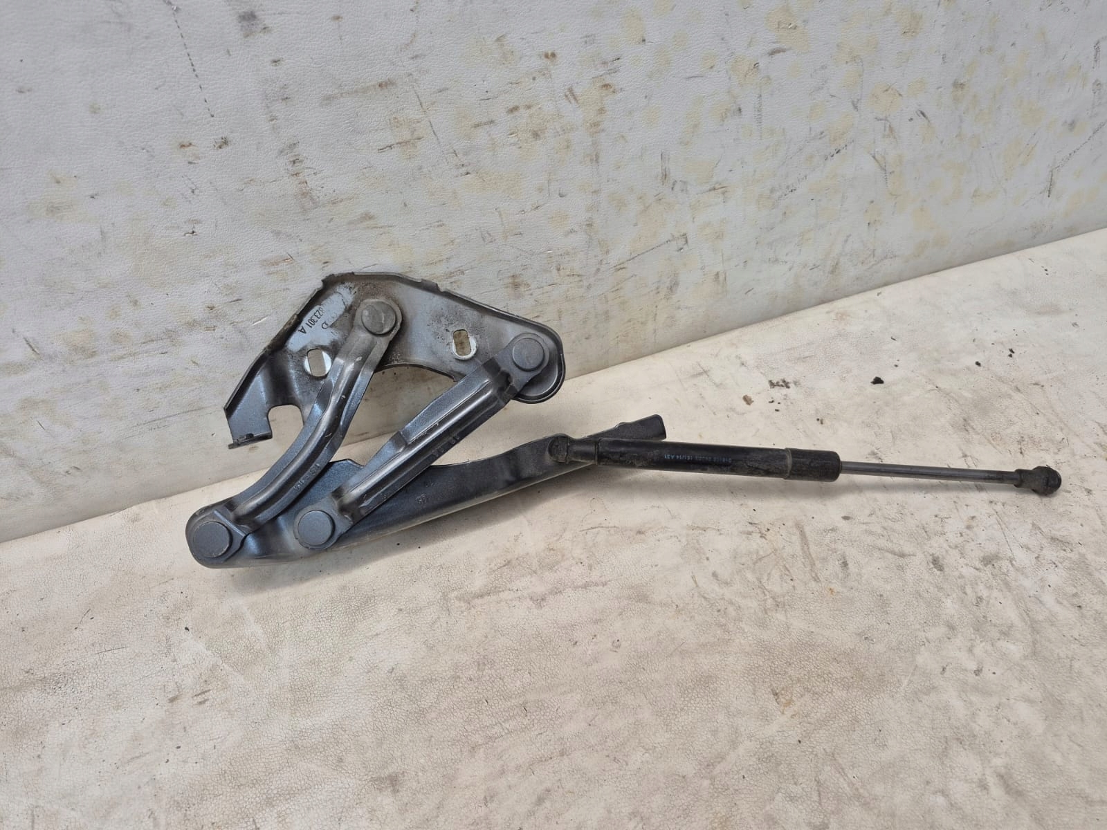 AUDI A1 8X 8X0 10- hinge bonnets right left damper 8X0823302A 8X0823301A