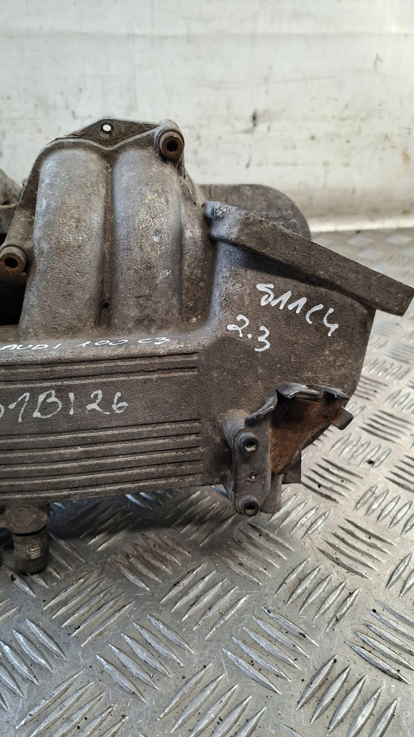 intake manifold AUDI 100 C3 2.3