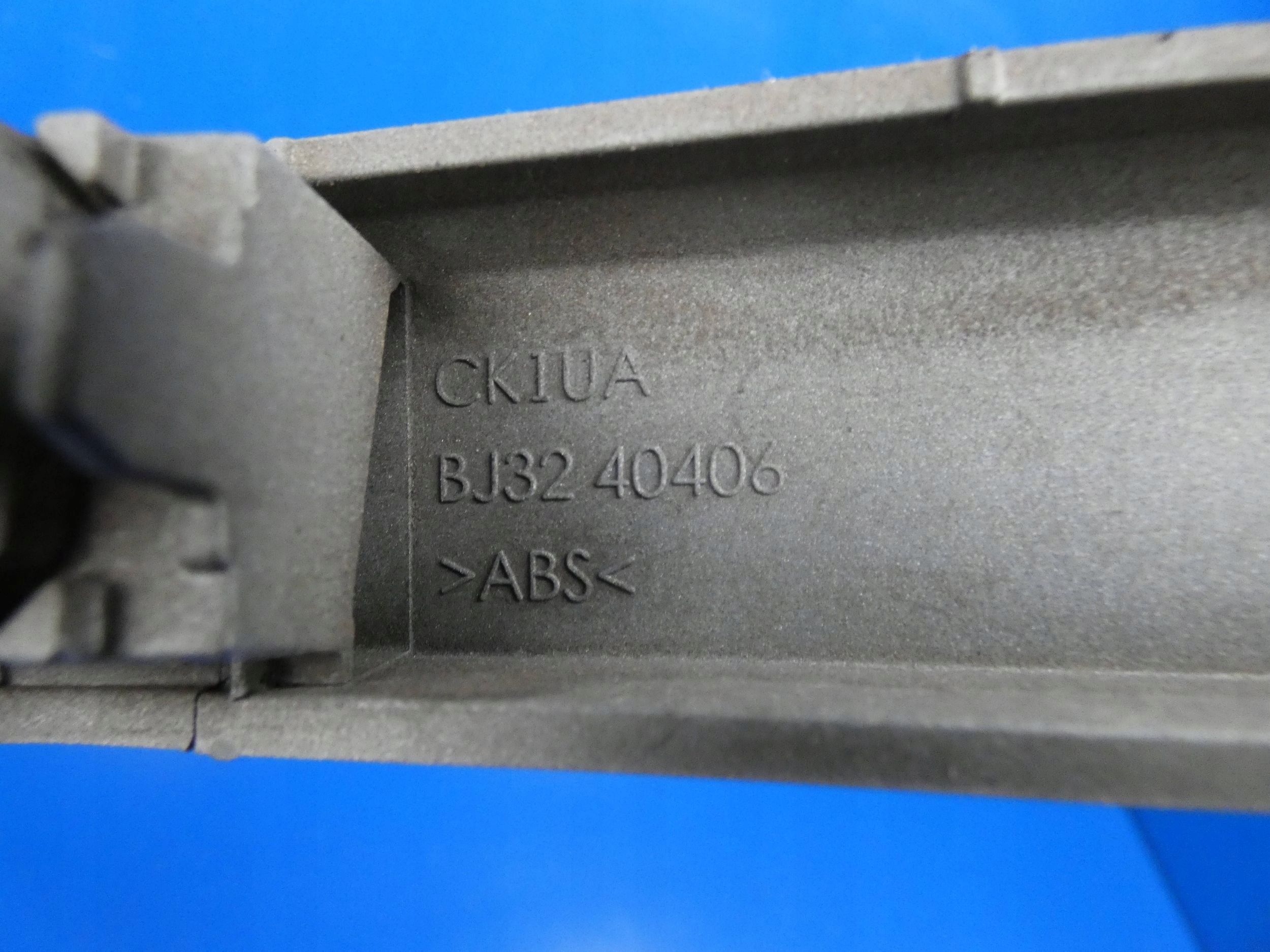 RANGE ROVER EVOQUE and L538 cap moulding bonnet boot rear part rear