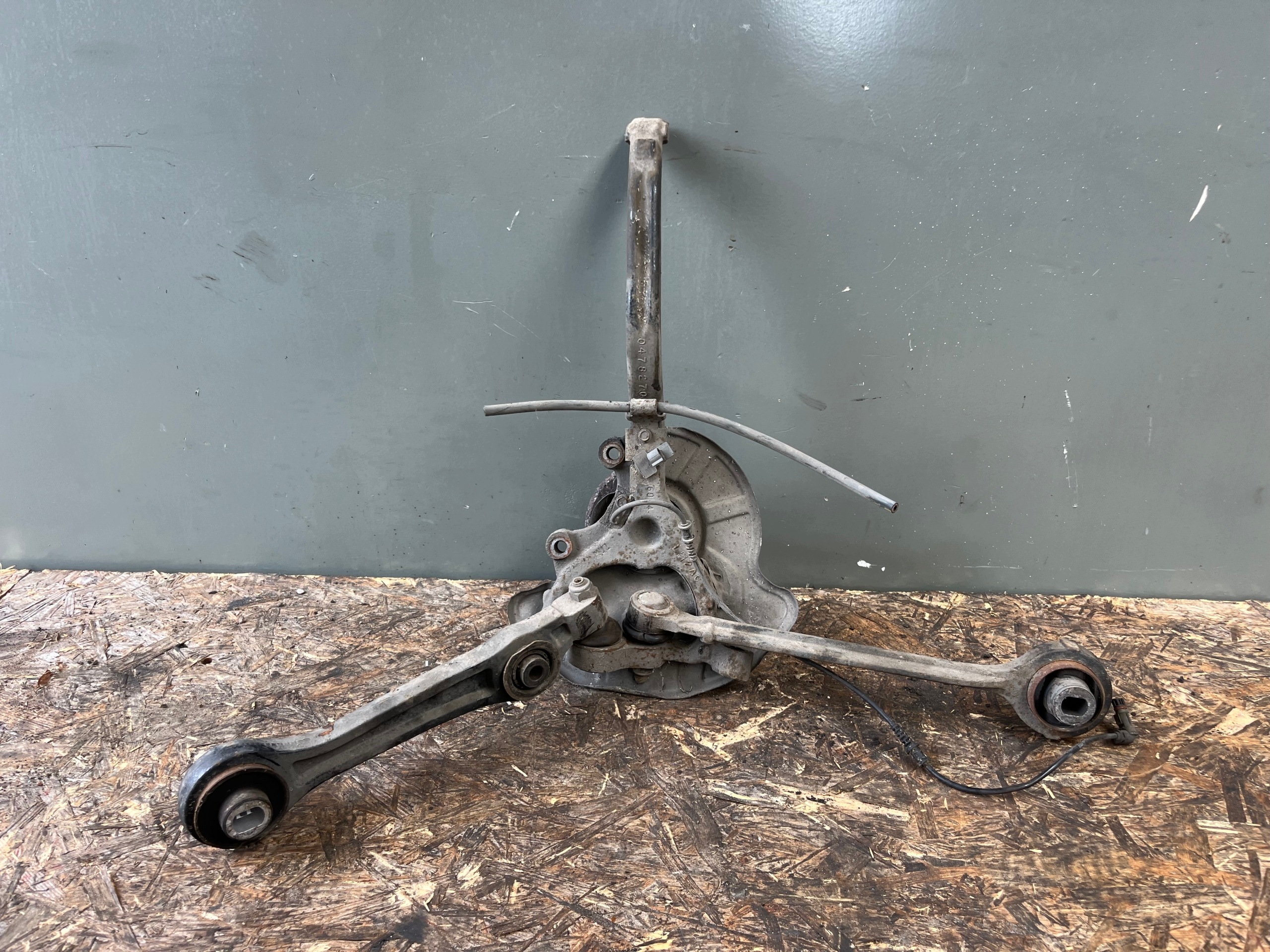 otoč čepu levý předek CHRYSLER 300C 04782705