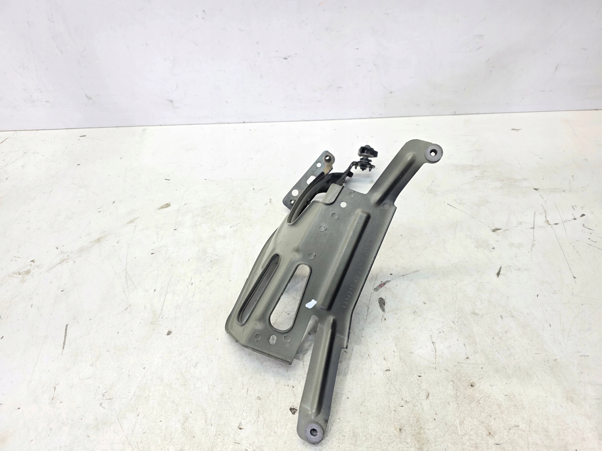 Console Support plaque Aile Gauche Avant AUDI A6 C8 4K0821131