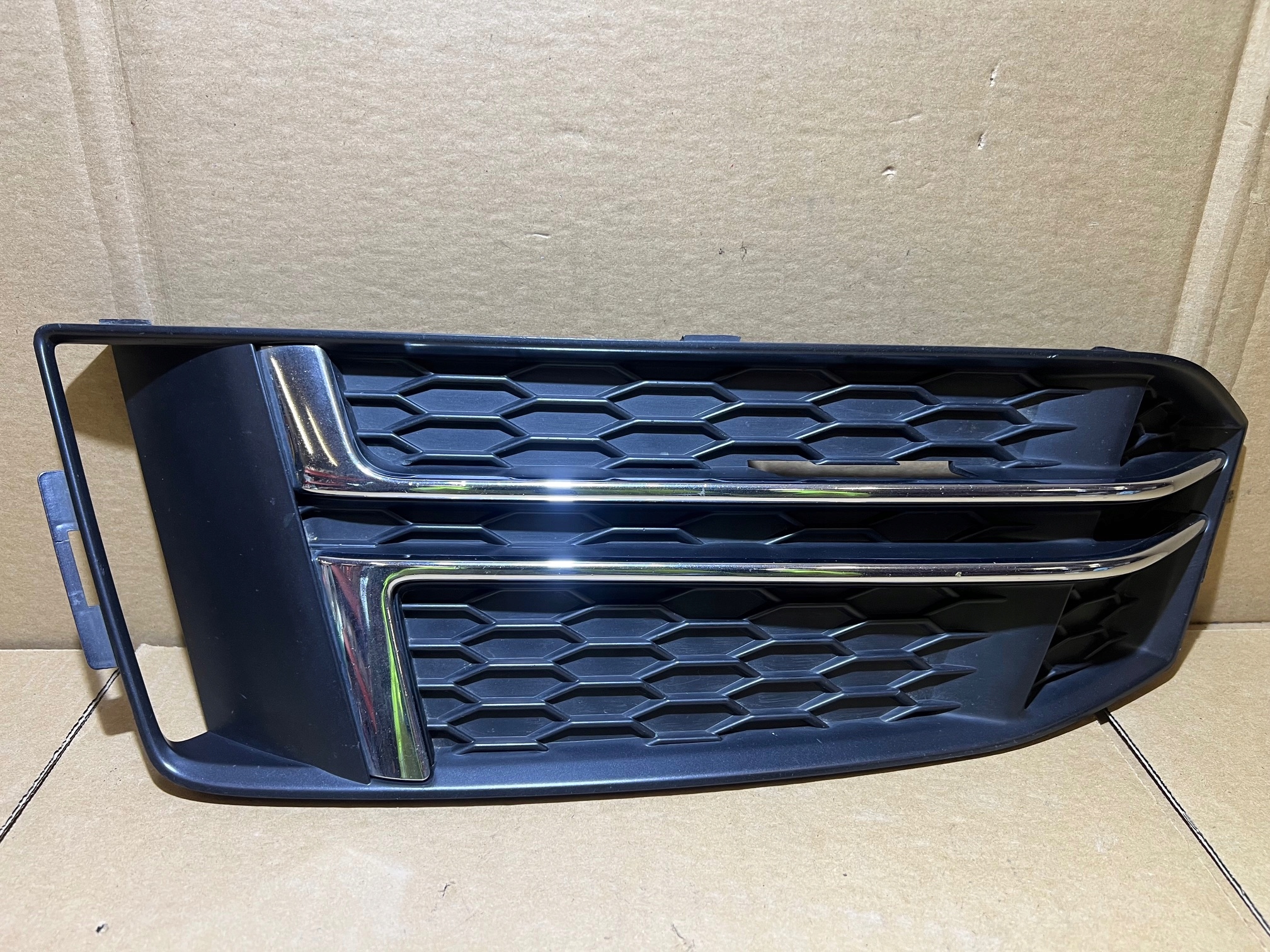 AUDI A4 B9 SLINE left grid grille of a bumper S-LINE 8W0807681F
