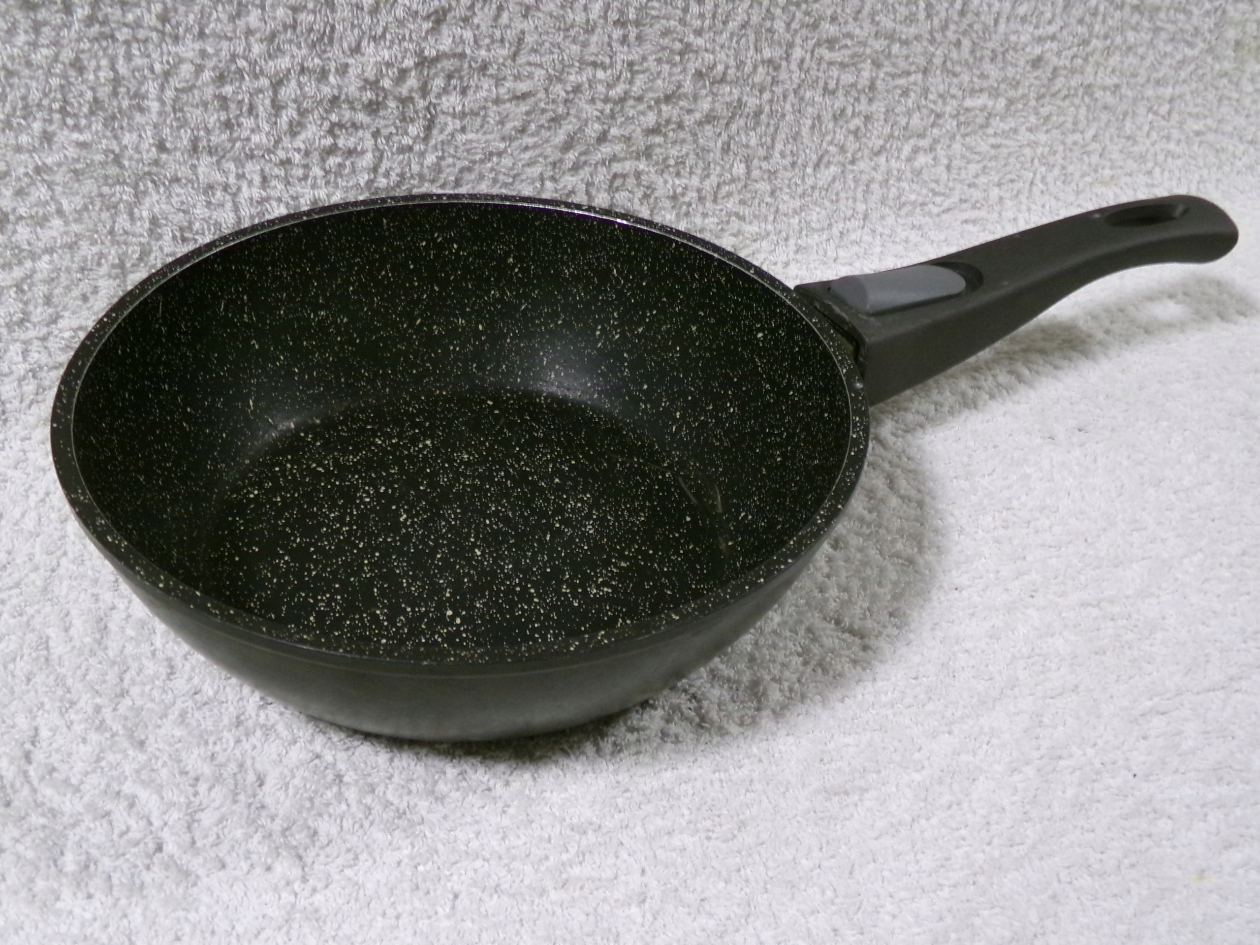 SOLIDNA PATELNIA ALUMINIOWA Z POWŁOKĄ GRANITOWĄ